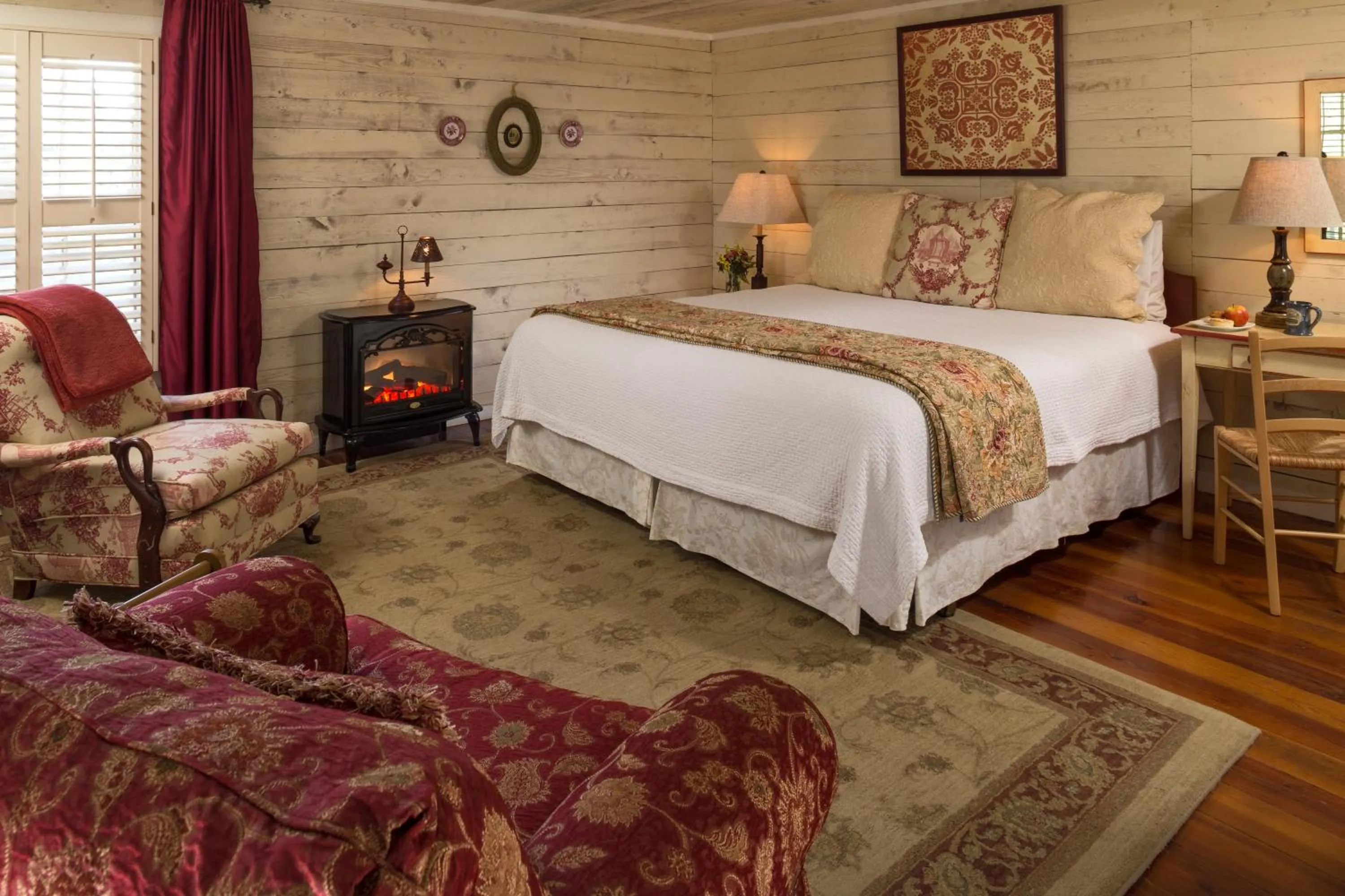 Bed in Glen-Ella Springs Hotel & Restaurant