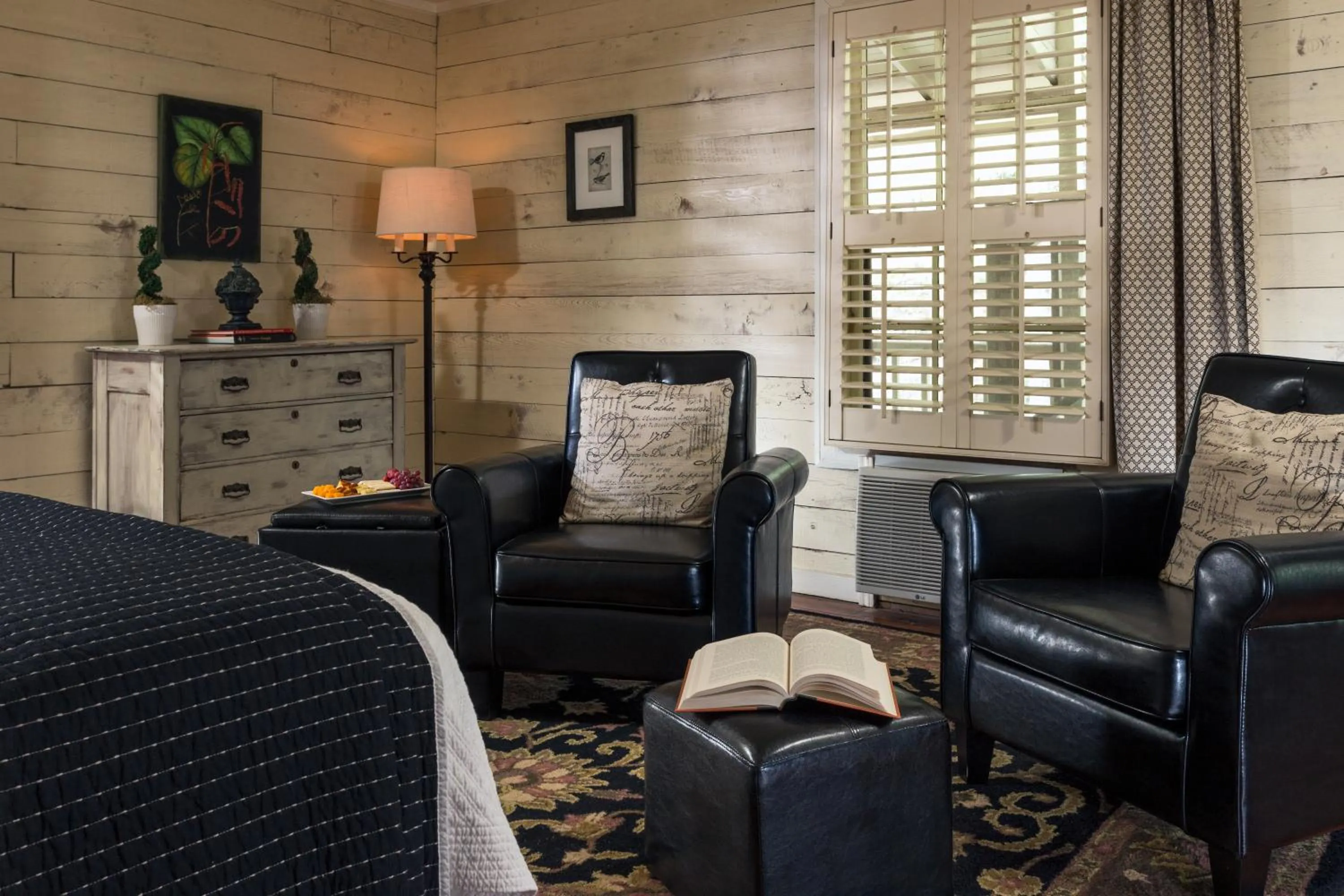 Bed in Glen-Ella Springs Hotel & Restaurant