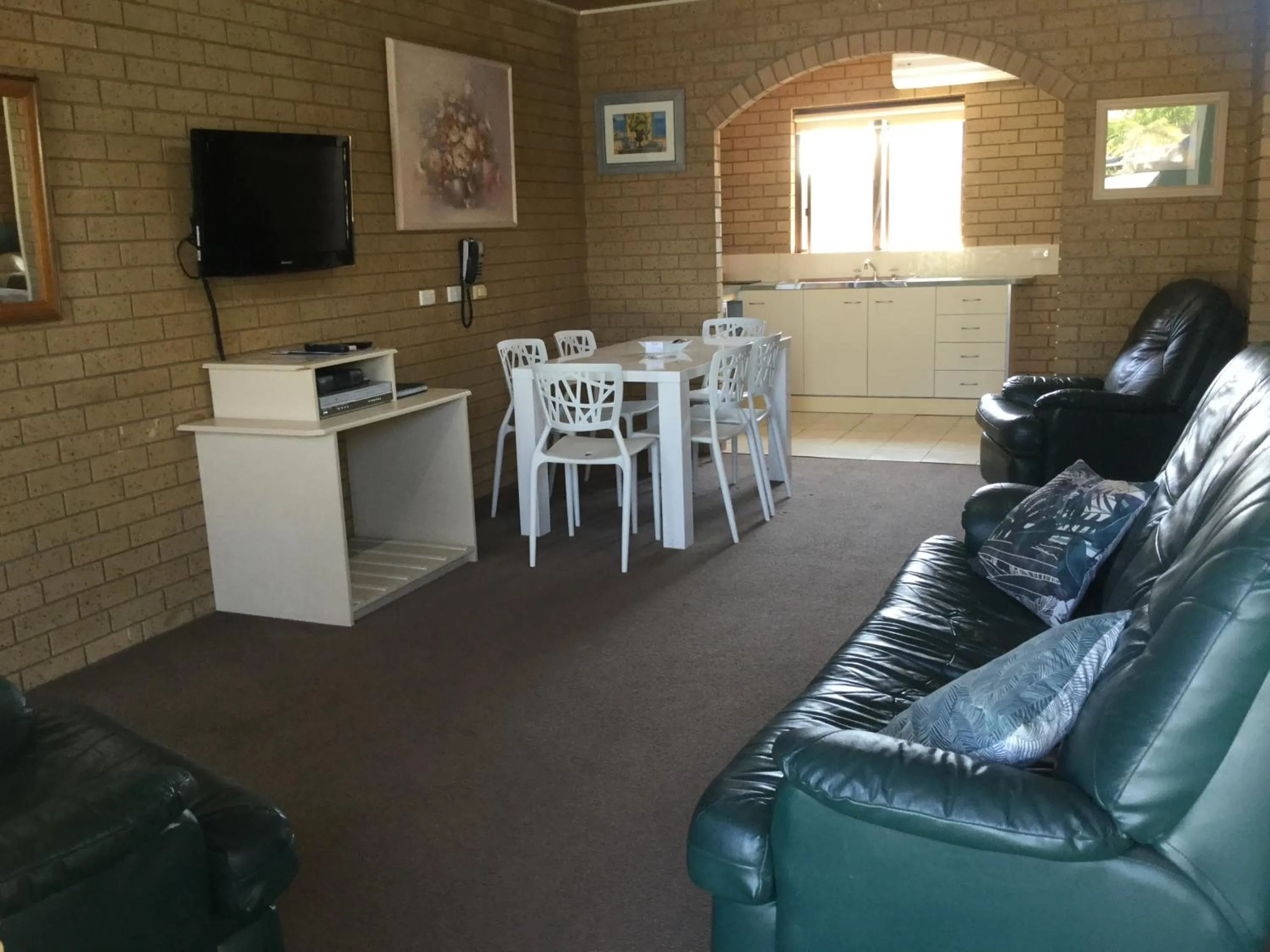Living room in Sunrise Motel