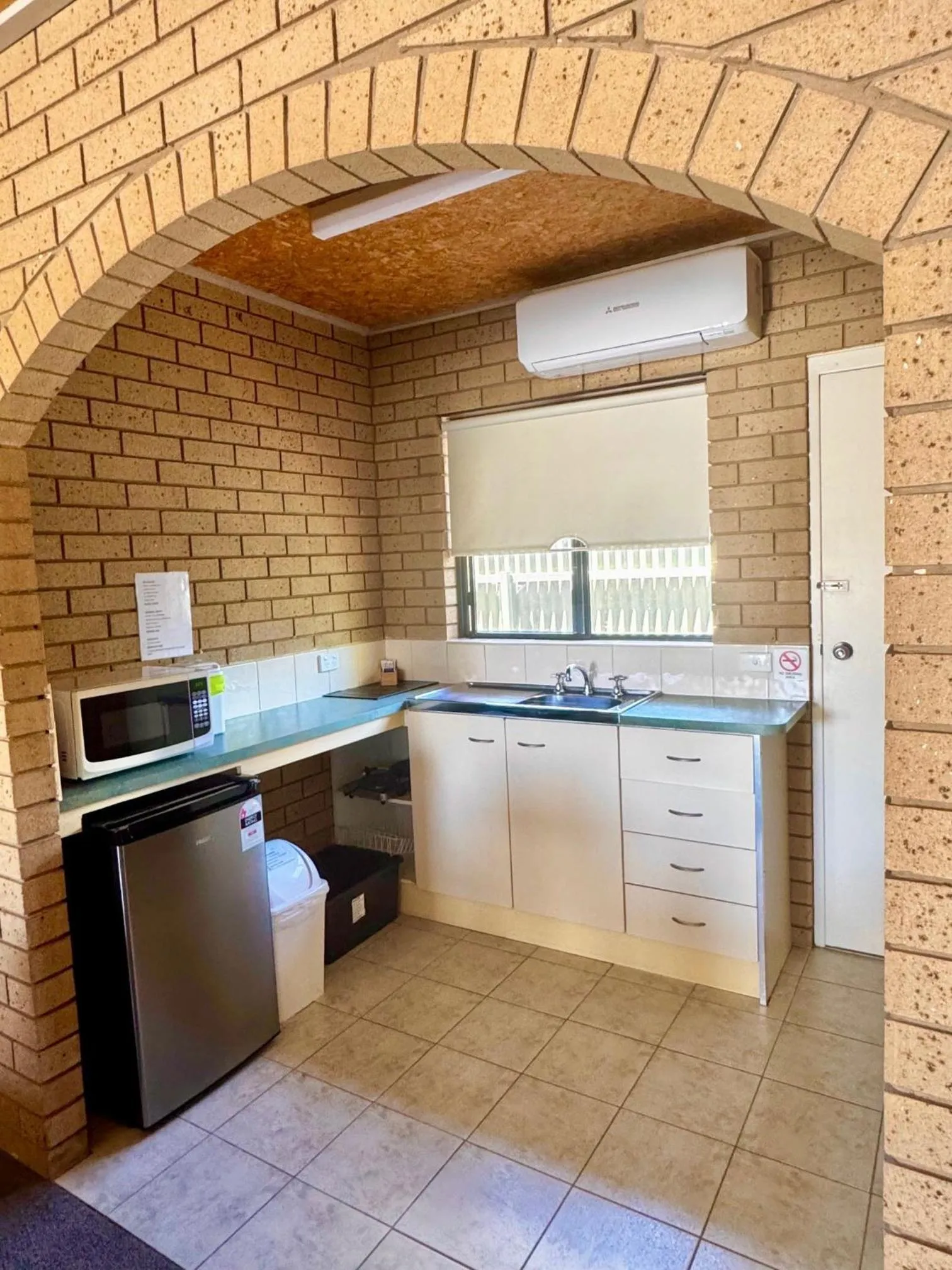 Kitchen or kitchenette in Sunrise Motel