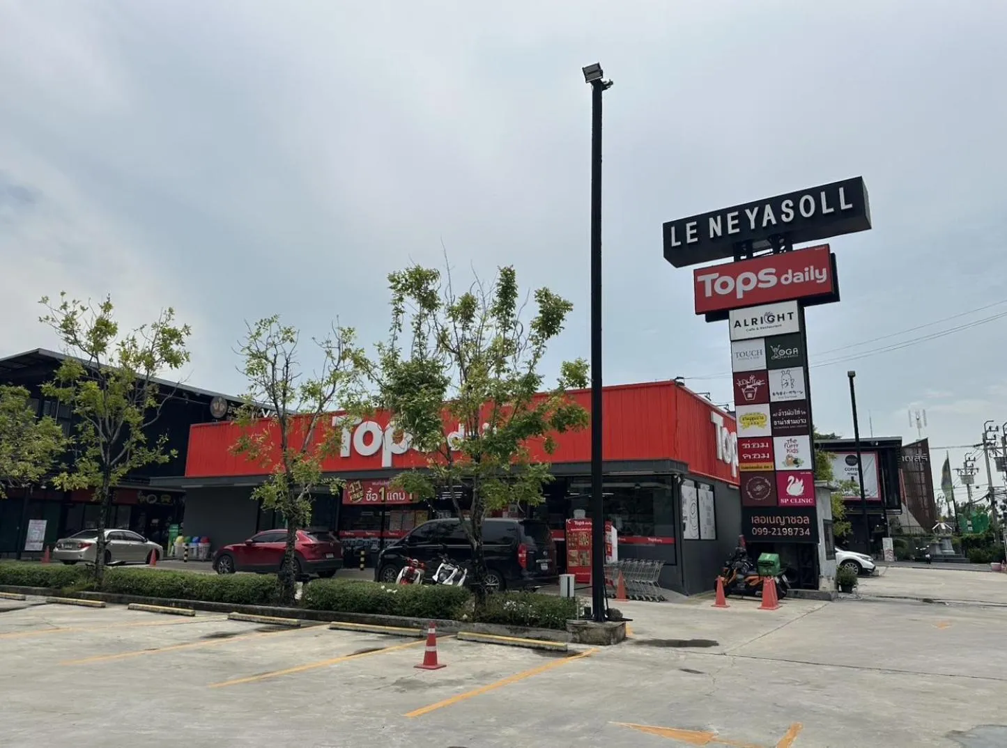 Supermarket/grocery shop in Bed-room at Suvarnabhumi Airport - Newly renovated