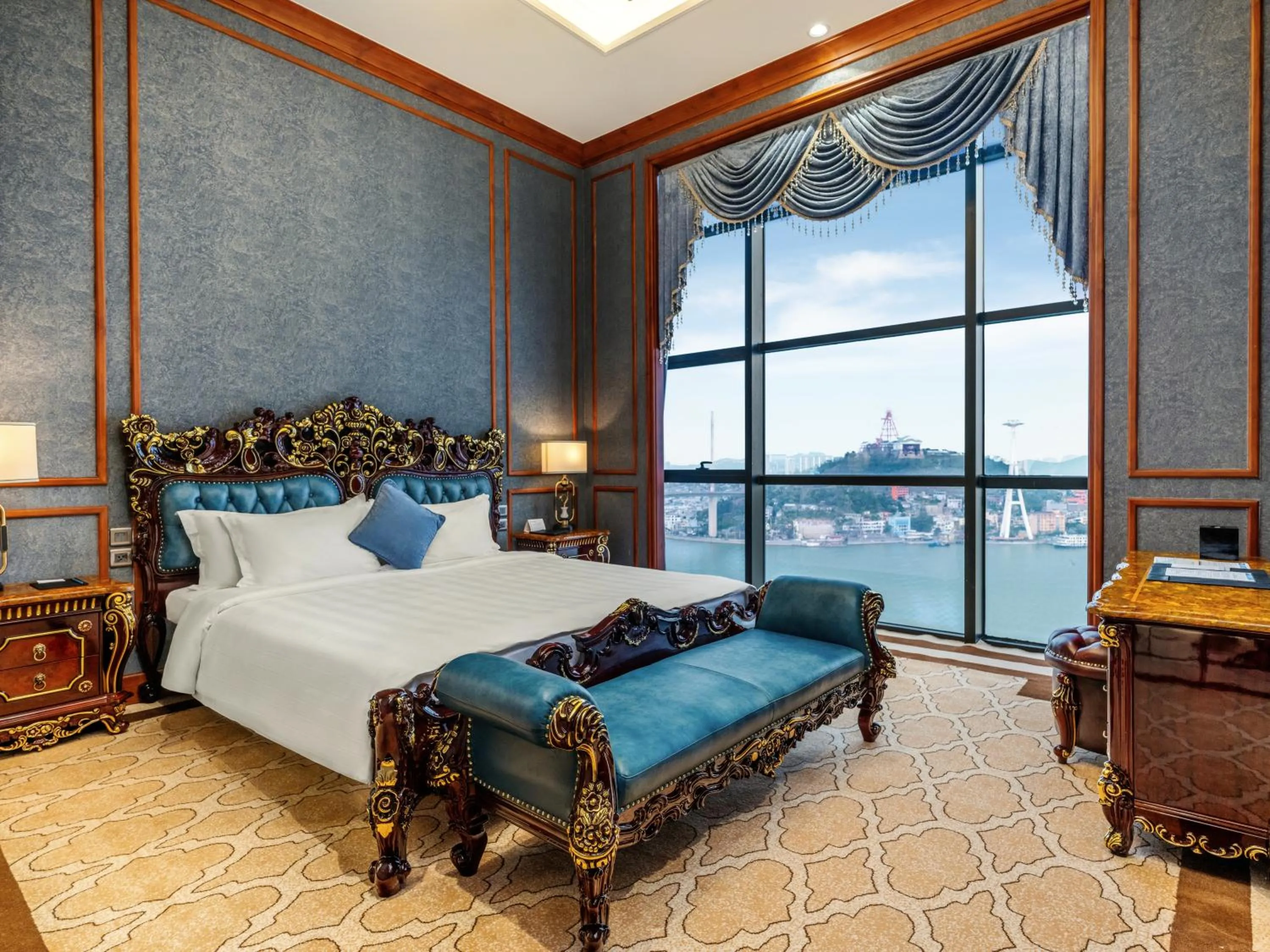 Bed in Wyndham Legend Halong