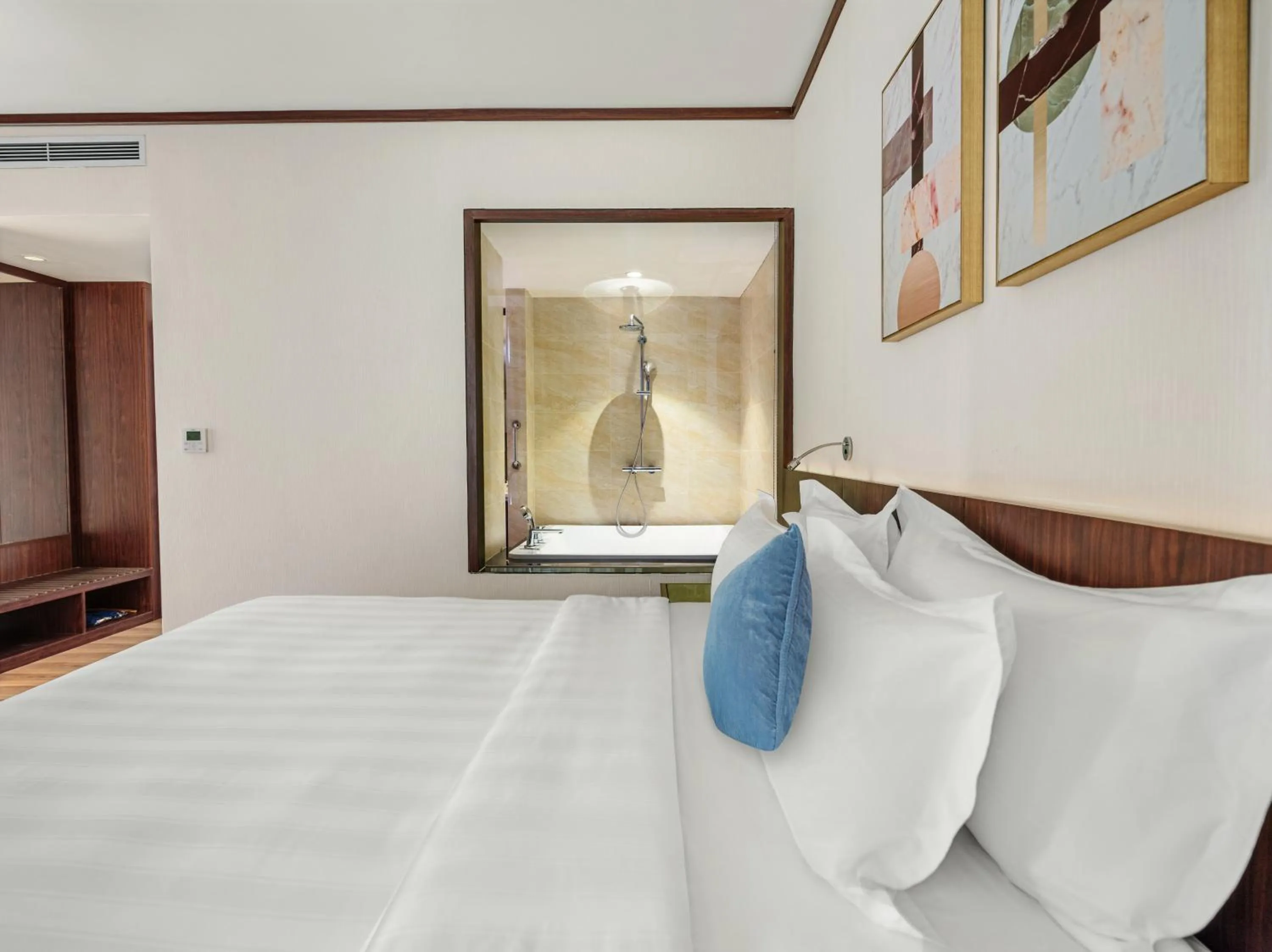 Bed in Wyndham Legend Halong