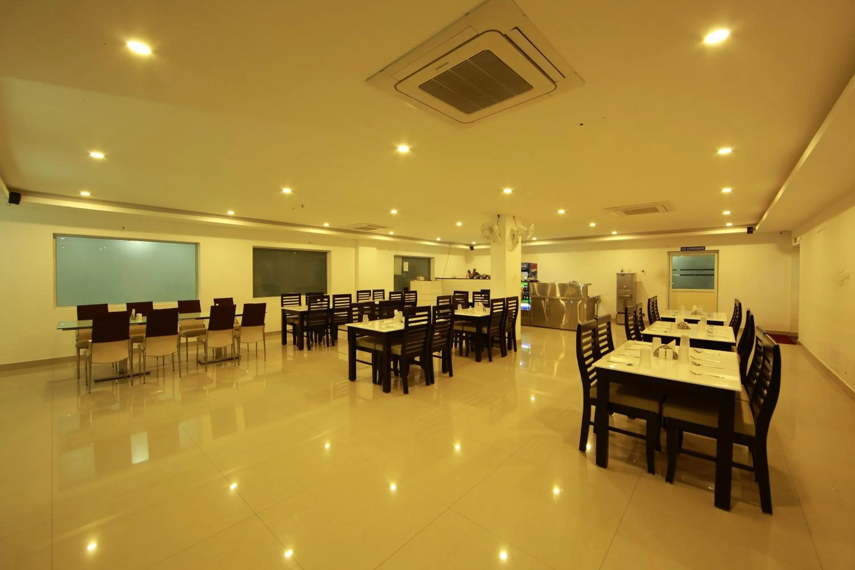 Restaurant/places to eat in Sara Hotels and Apartments