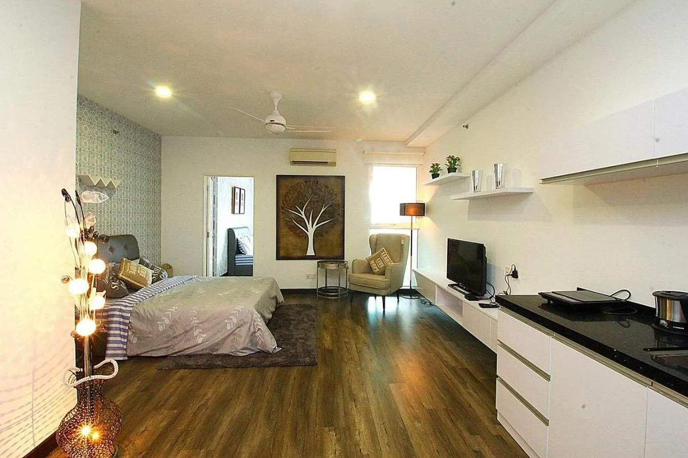 Kitchen or kitchenette, Bed in Merlene Suites at Mansion One Formerly know as Mansion One Suites