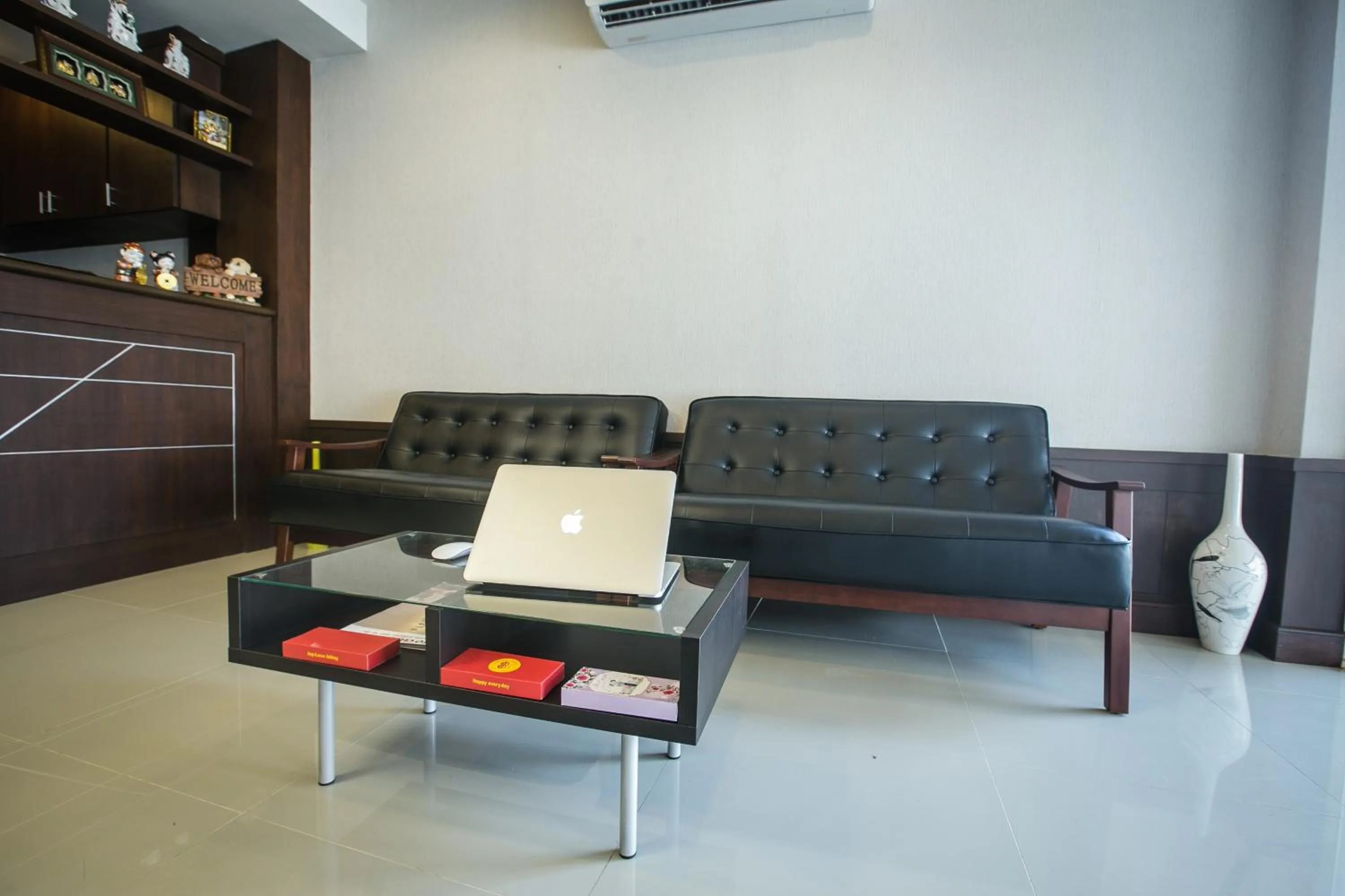 Communal lounge/ TV room in The Sleep Phang-nga