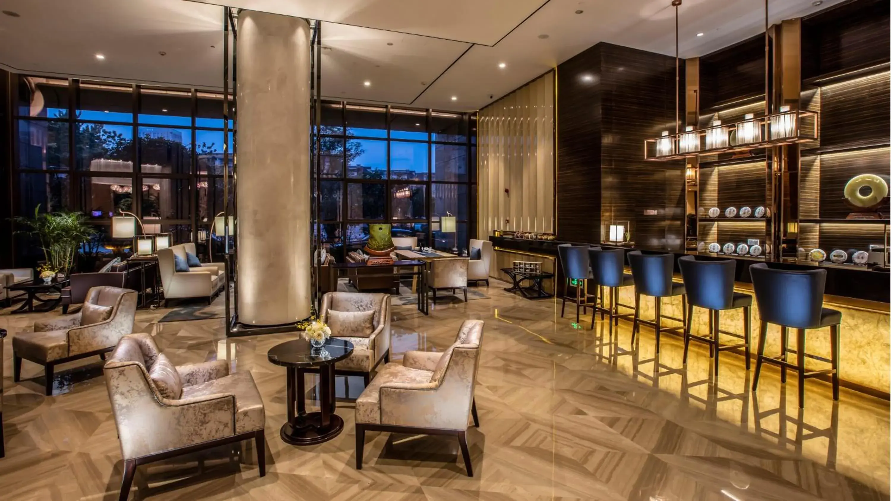 Lounge or bar in Crowne Plaza Hefei Rongqiao by IHG Lounge or bar in Crowne Plaza Hefei Rongqiao by IHG