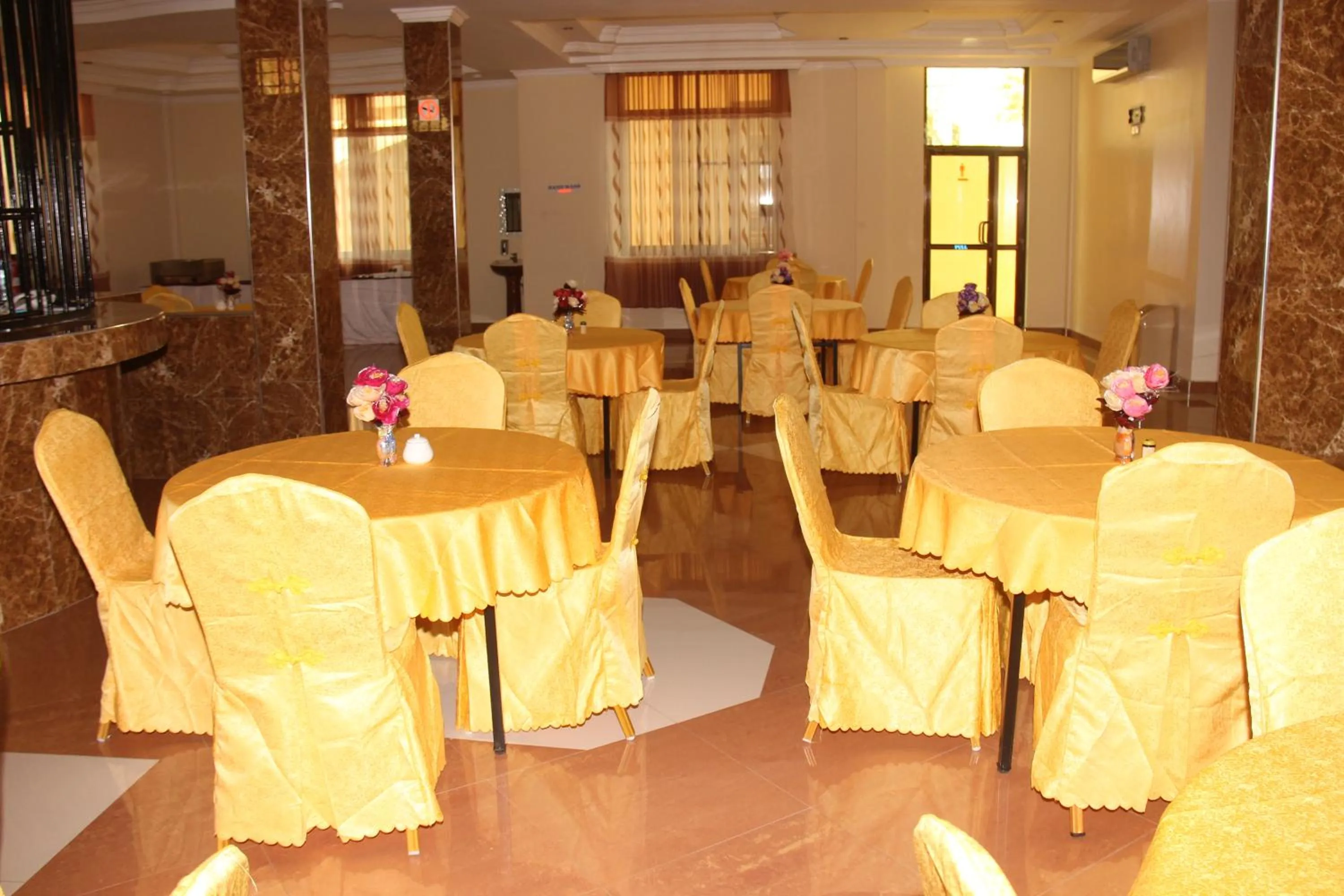 Restaurant/places to eat in Silver Paradise Hotel