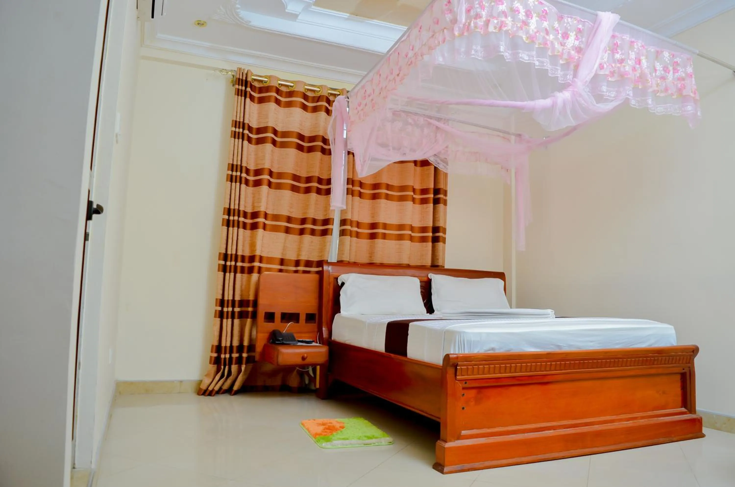 bunk bed, Bed in Silver Paradise Hotel