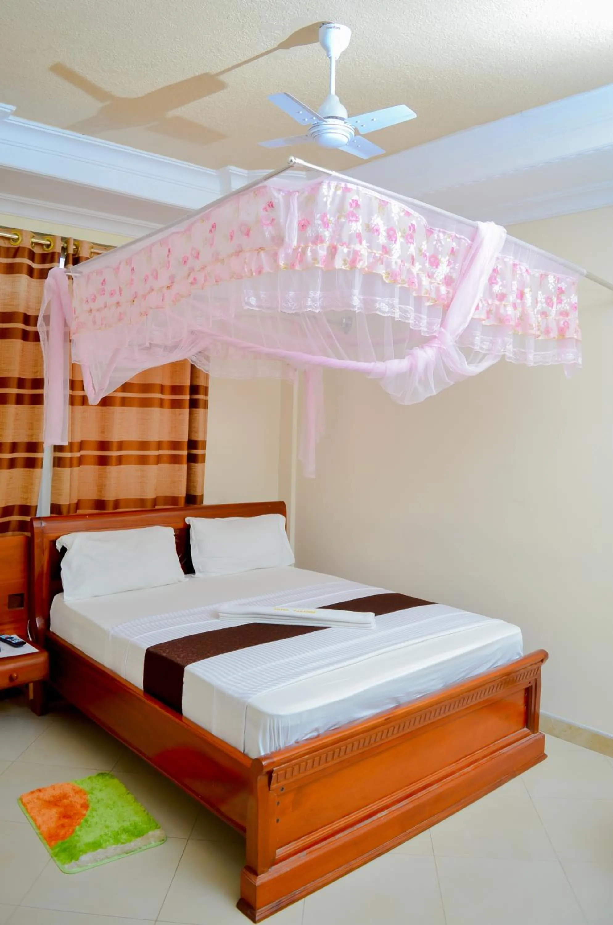 bunk bed, Bed in Silver Paradise Hotel