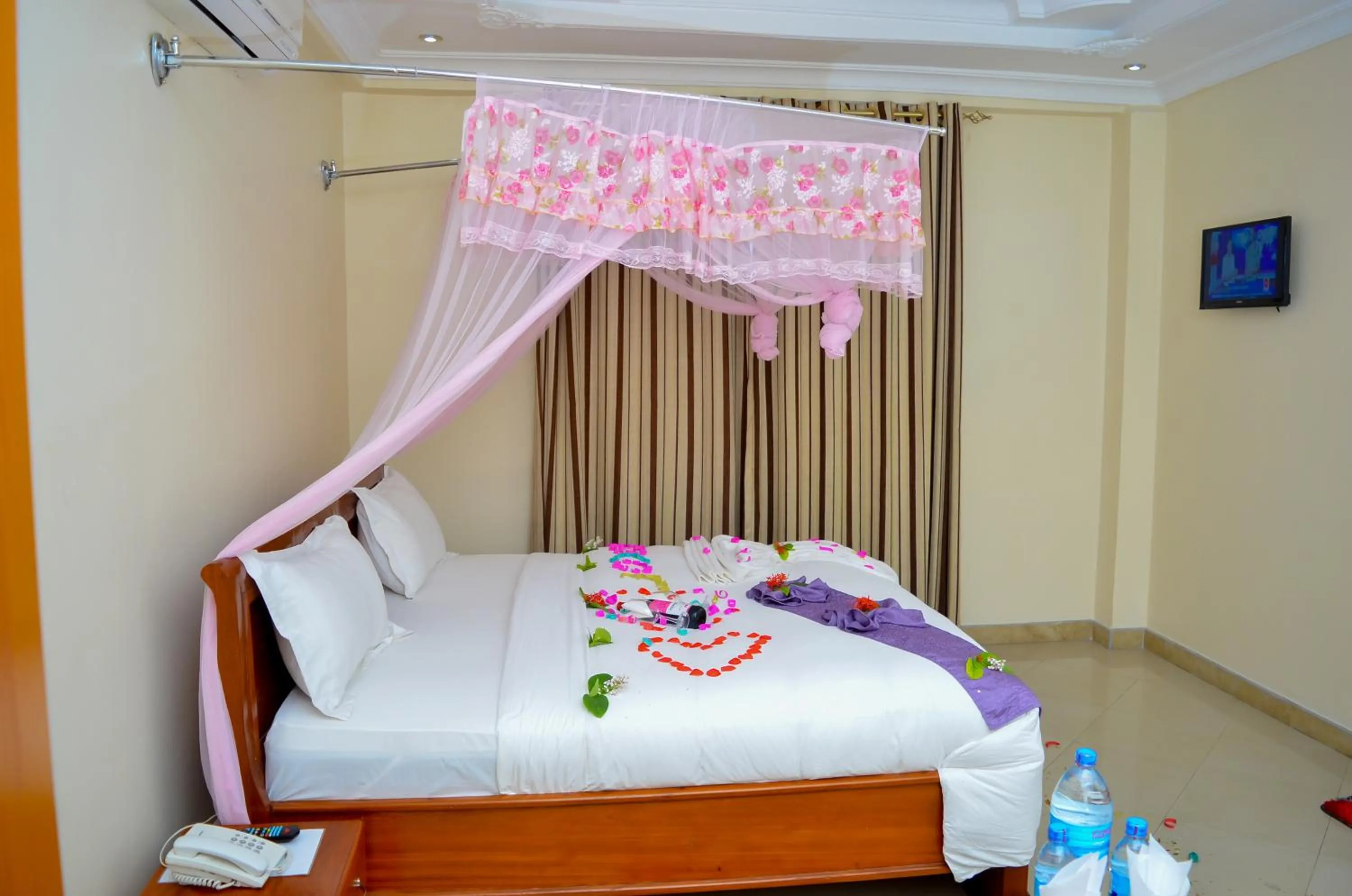 bunk bed, Bed in Silver Paradise Hotel