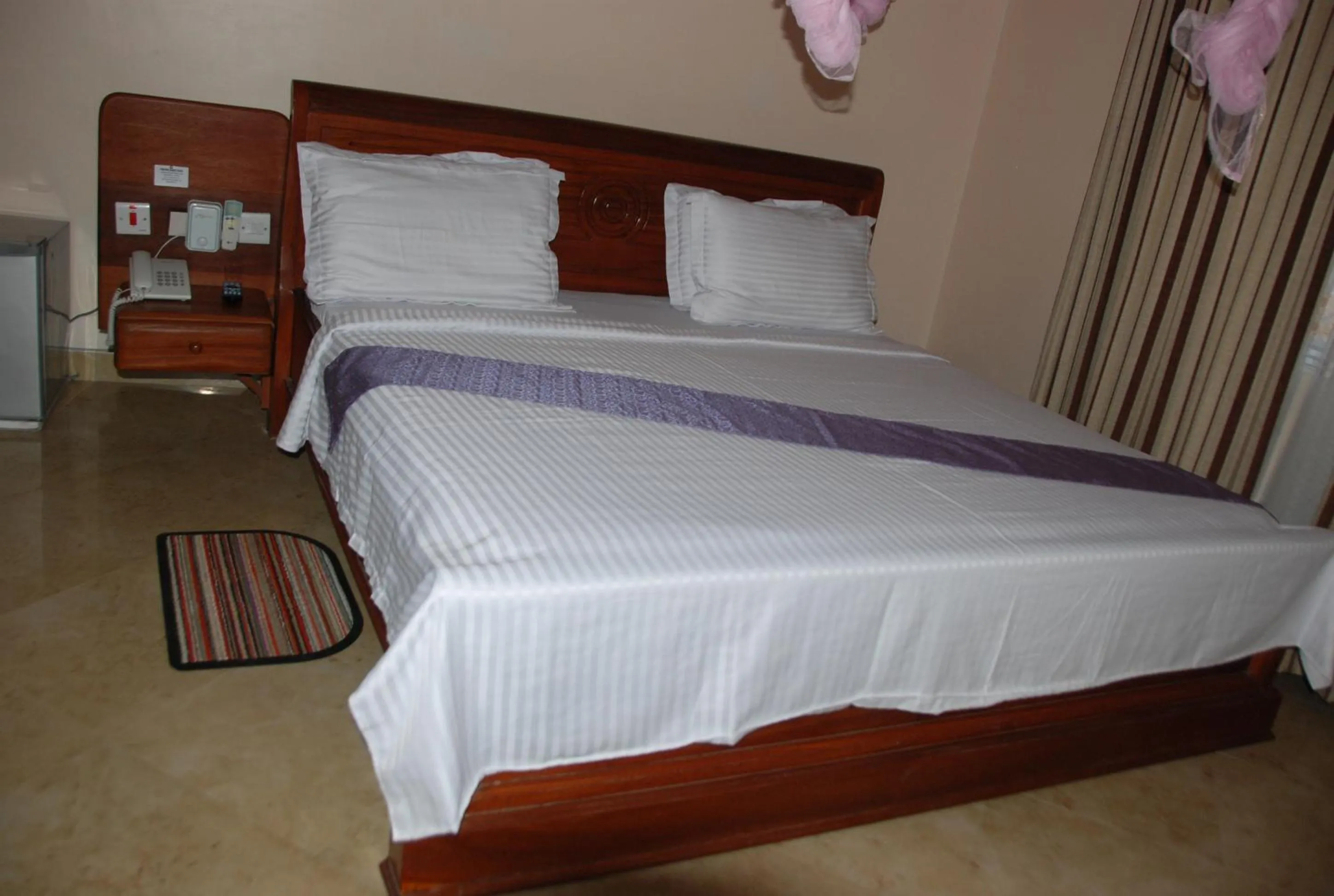 bunk bed, Bed in Silver Paradise Hotel