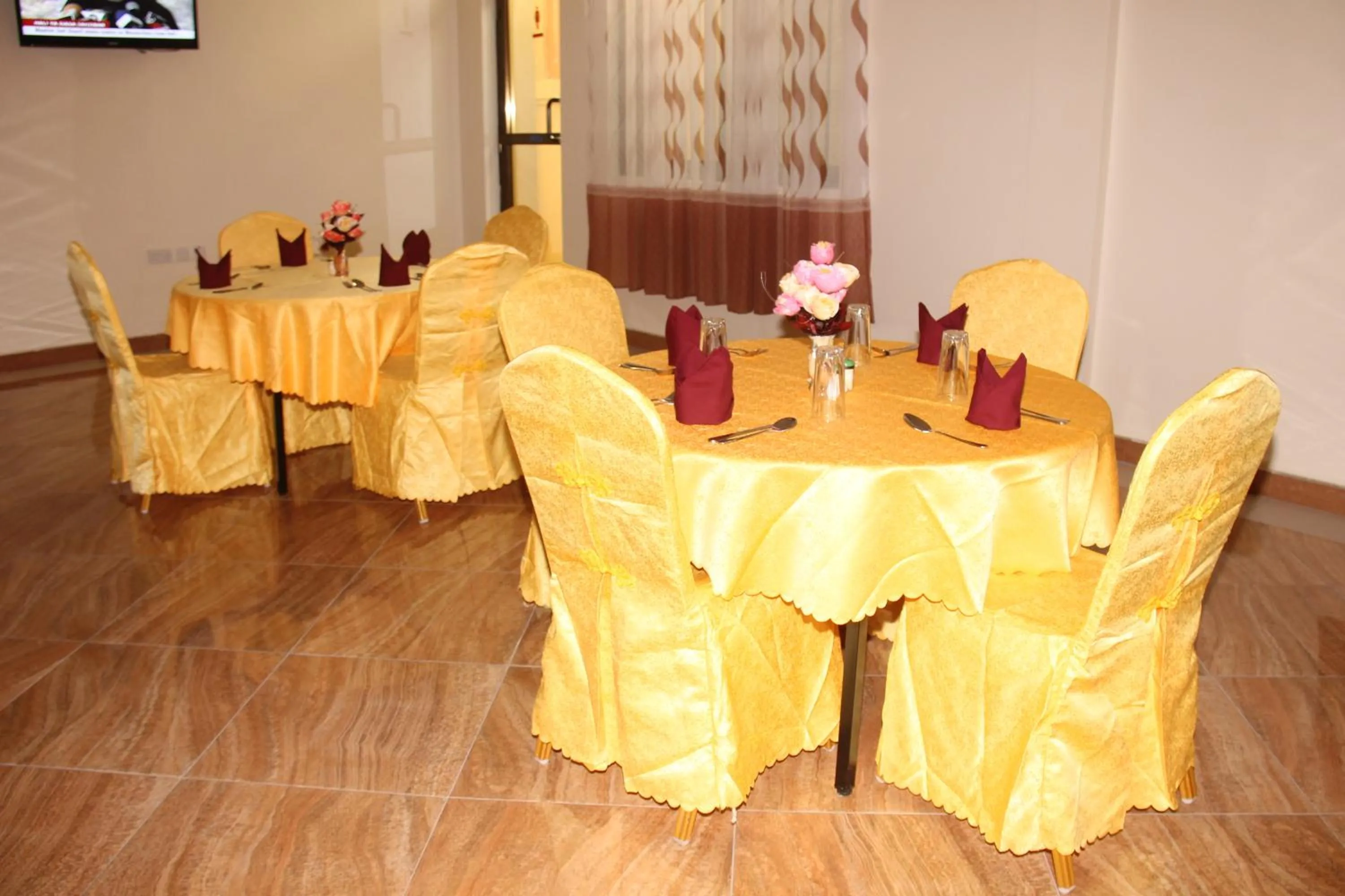 Restaurant/places to eat in Silver Paradise Hotel