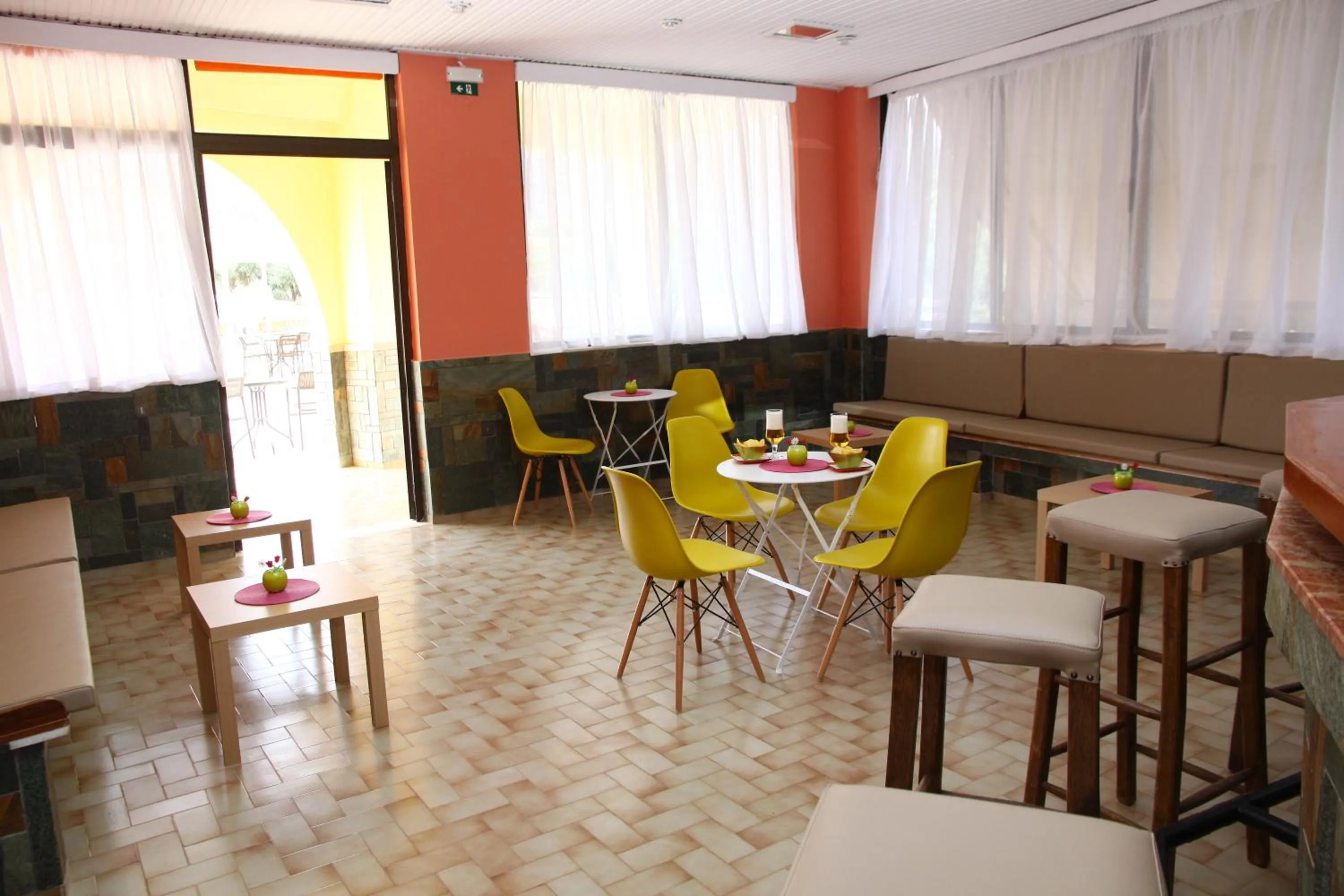 Restaurant/places to eat in Triton Garden Hotel