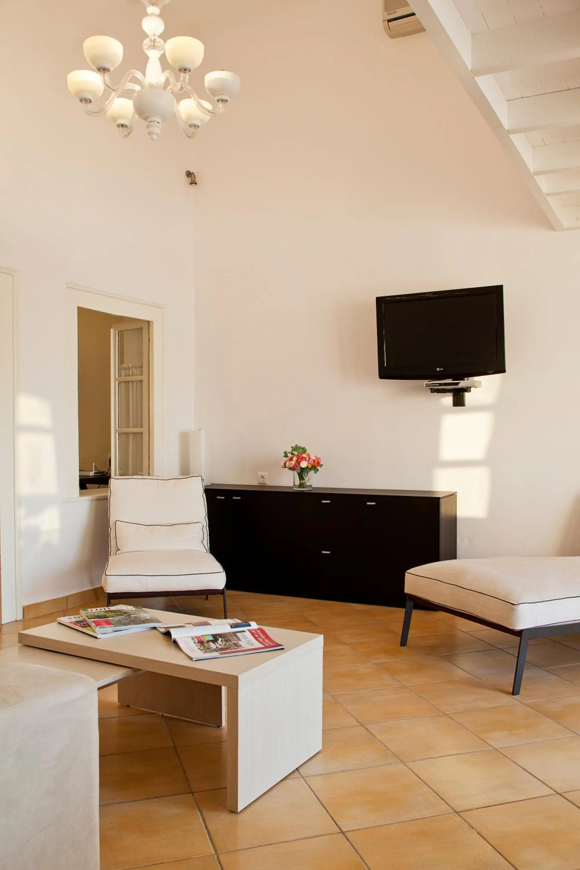 Living room in 1809 Villa by Thireas