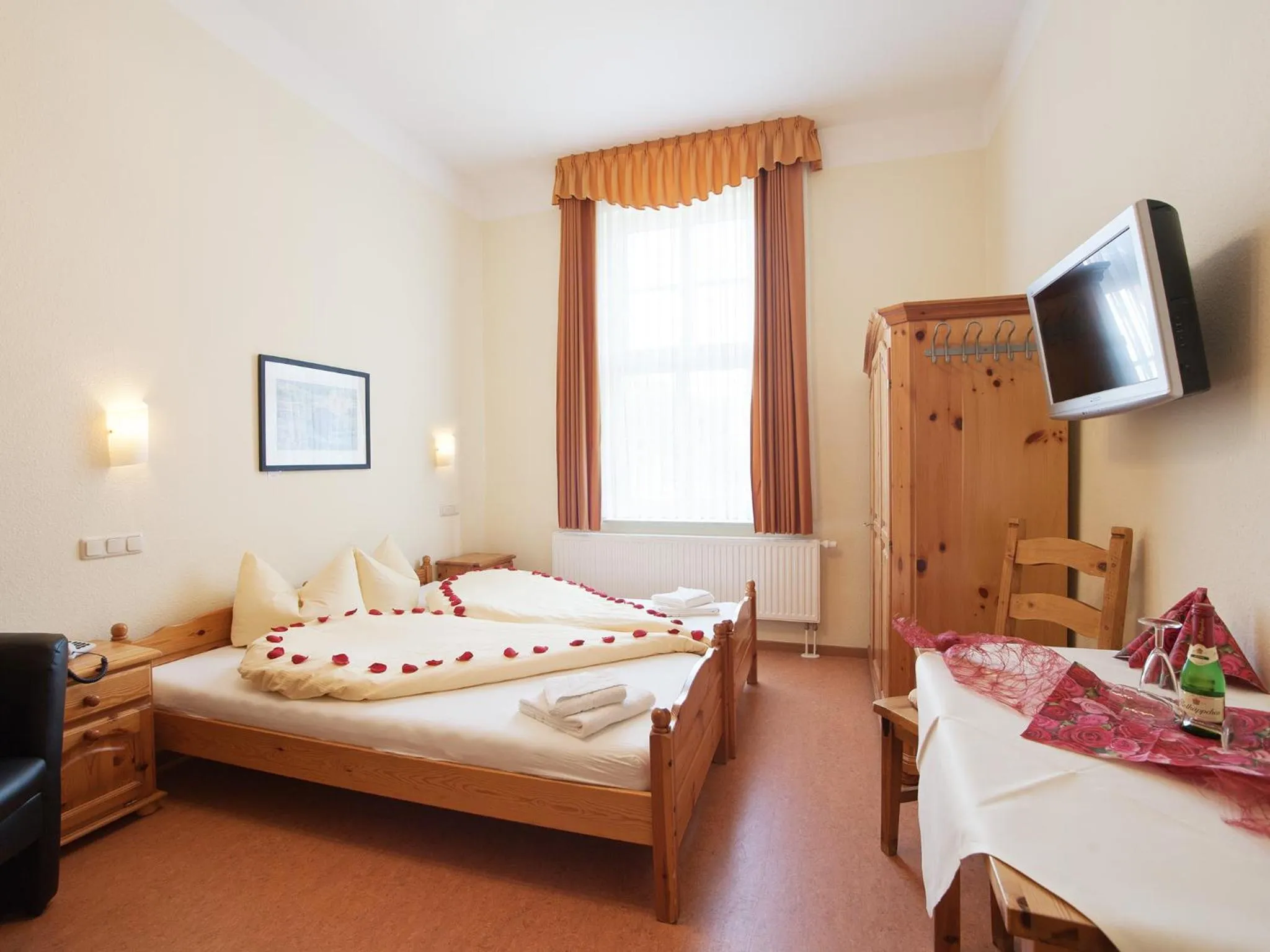 Photo of the whole room, Bed in Hotel Zum Herrenhaus