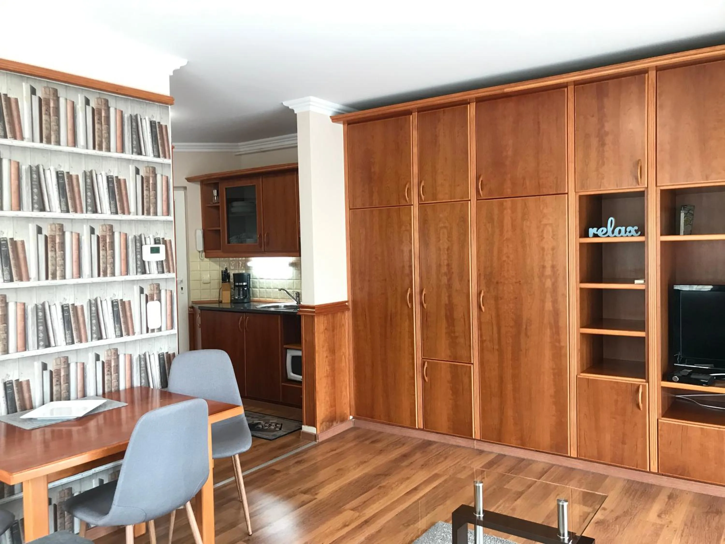 TV and multimedia in Cafe Relax Apartments