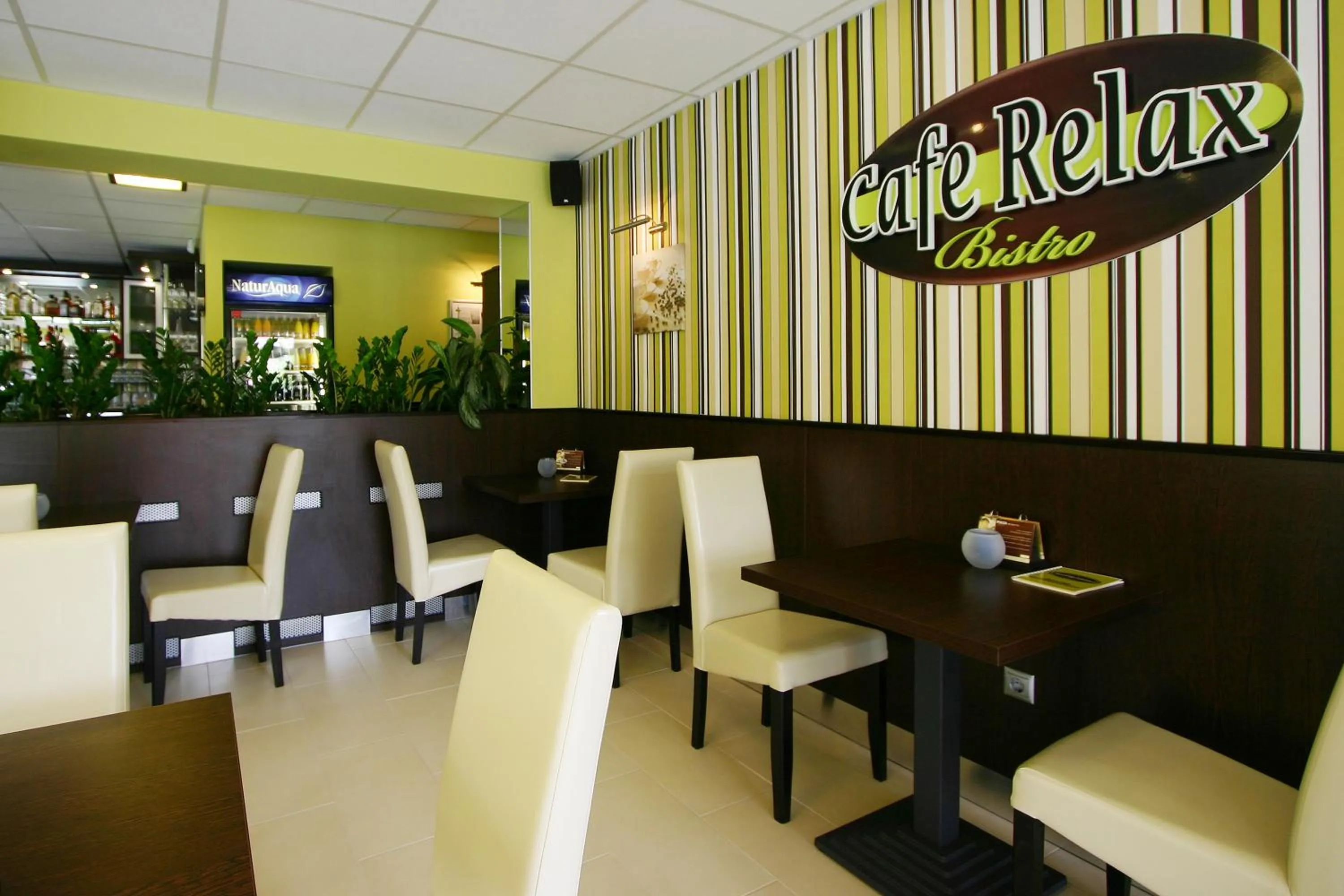 Restaurant/places to eat in Cafe Relax Apartments