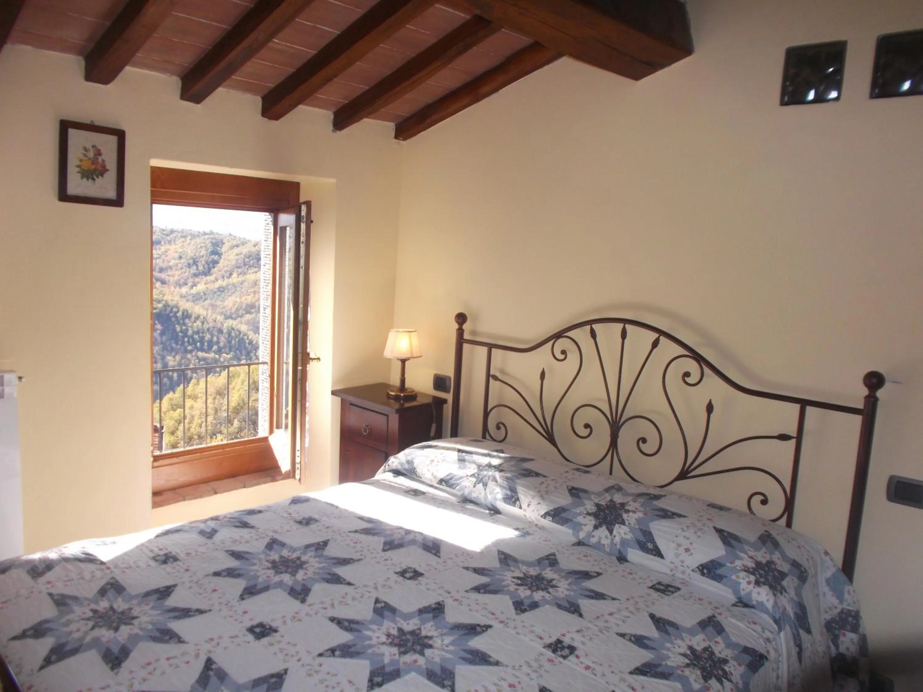 Bed in B&B Borgo Valagnesi casa Annarita