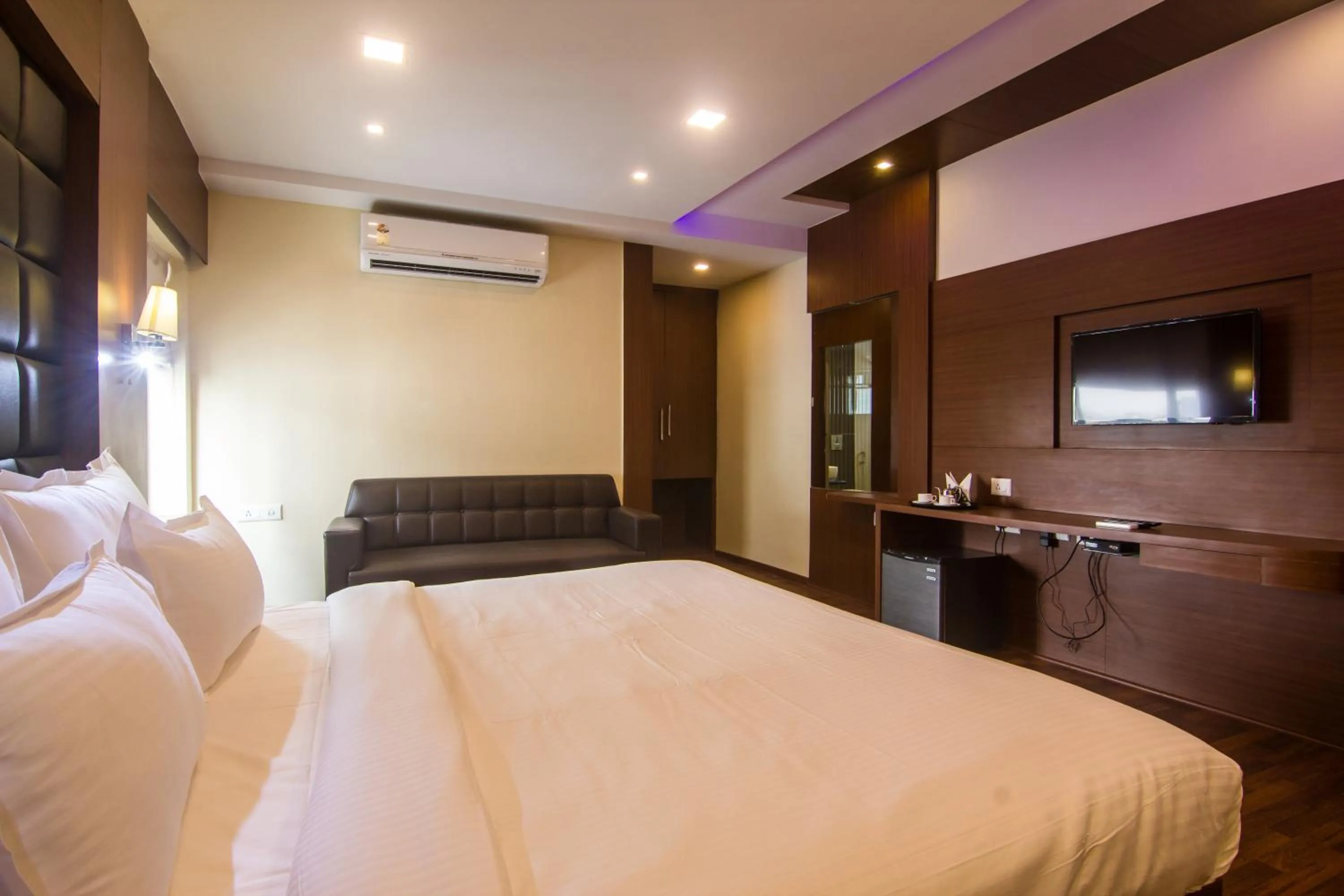 Bed in Hotel Sawood International