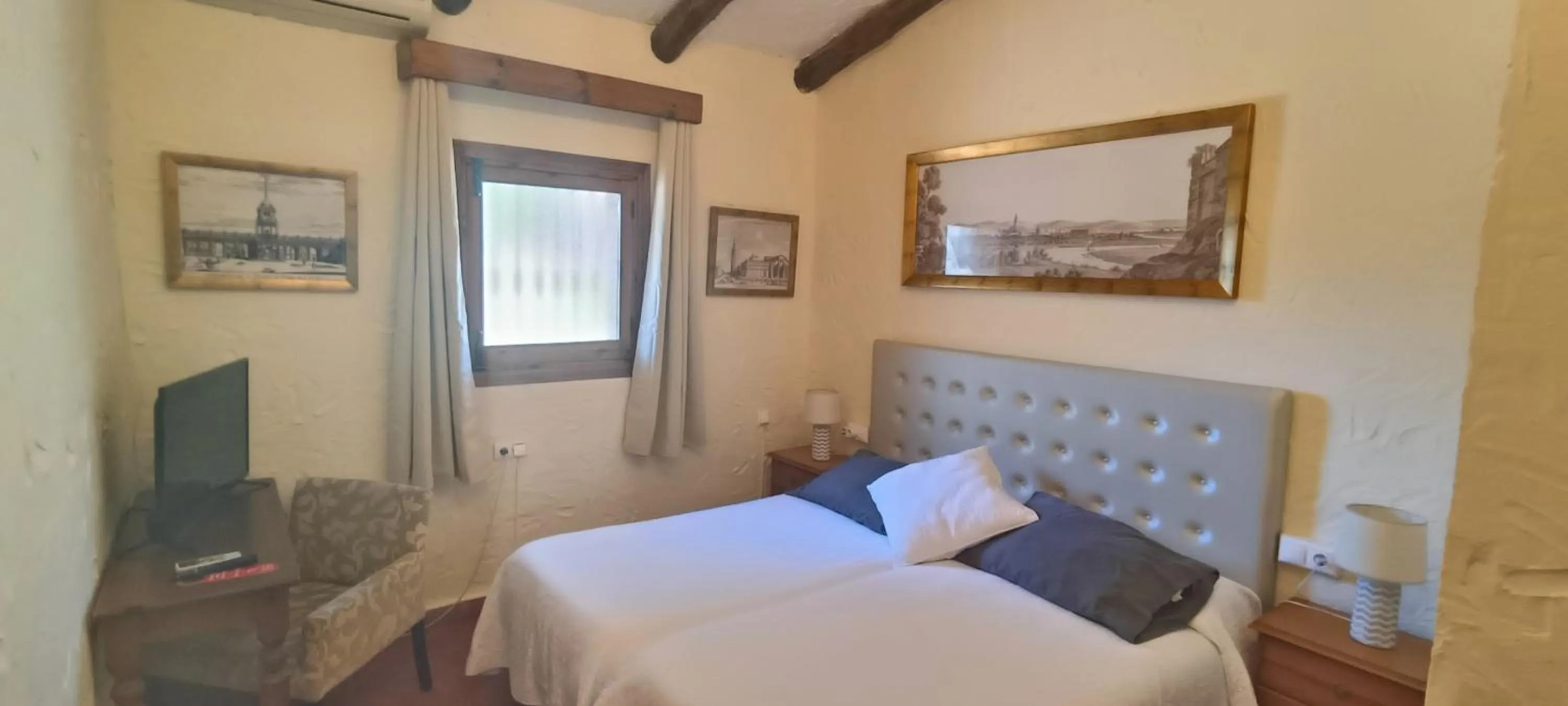 Bed in Hotel Restaurante Las Buitreras