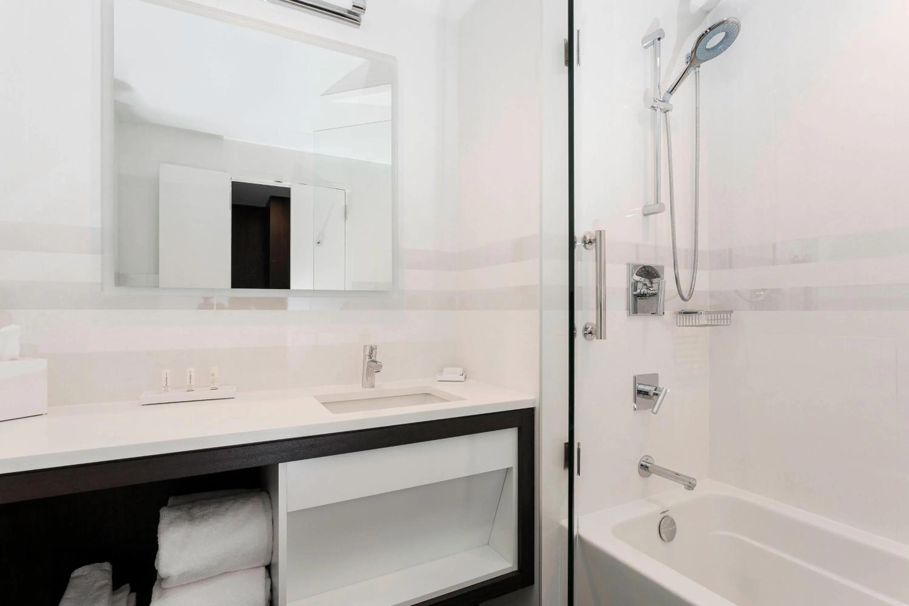 Bathroom in Courtyard by Marriott Long Island City/New York Manhattan View