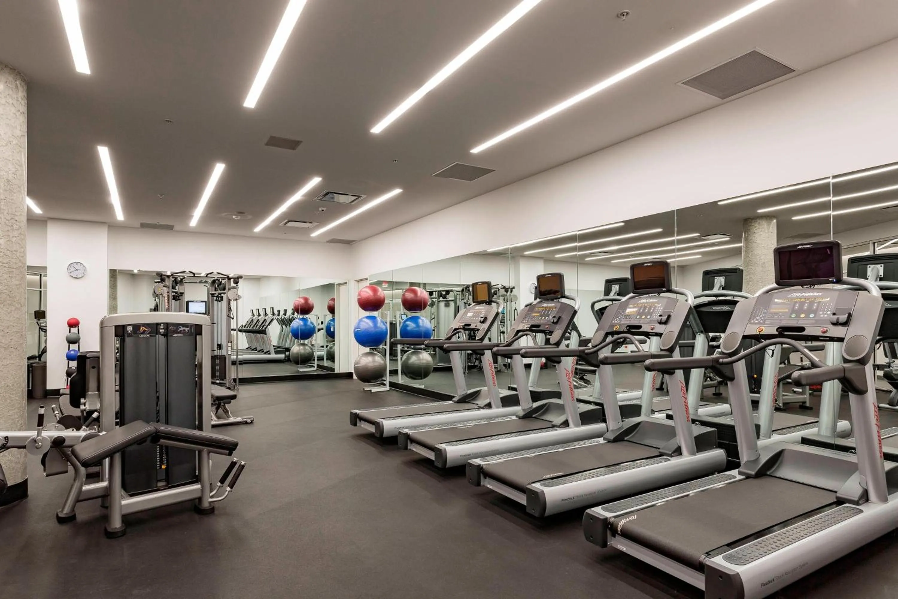 Fitness centre/facilities in Courtyard by Marriott Long Island City/New York Manhattan View
