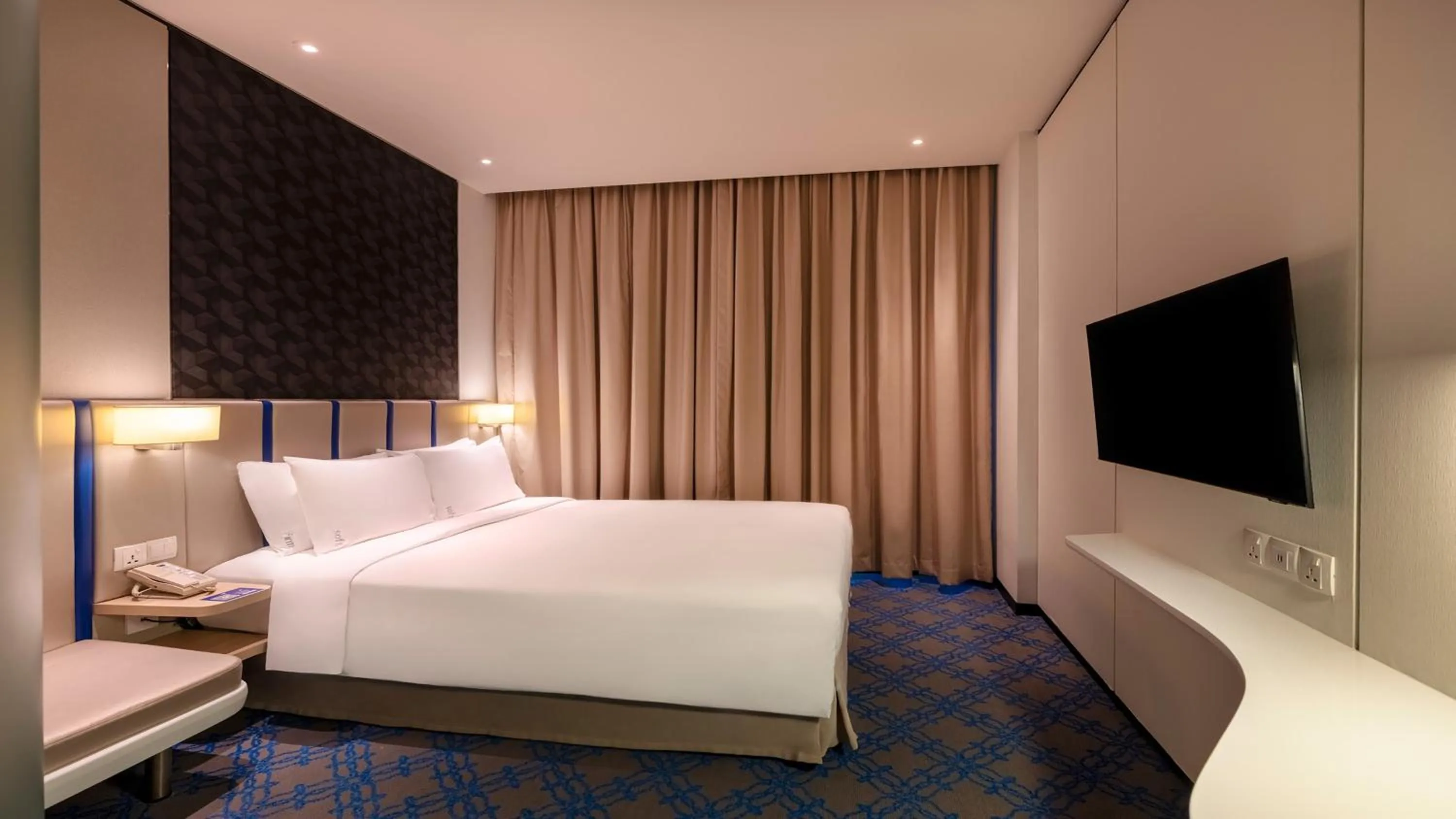 Photo of the whole room, Bed in Holiday Inn Express Singapore Katong by IHG