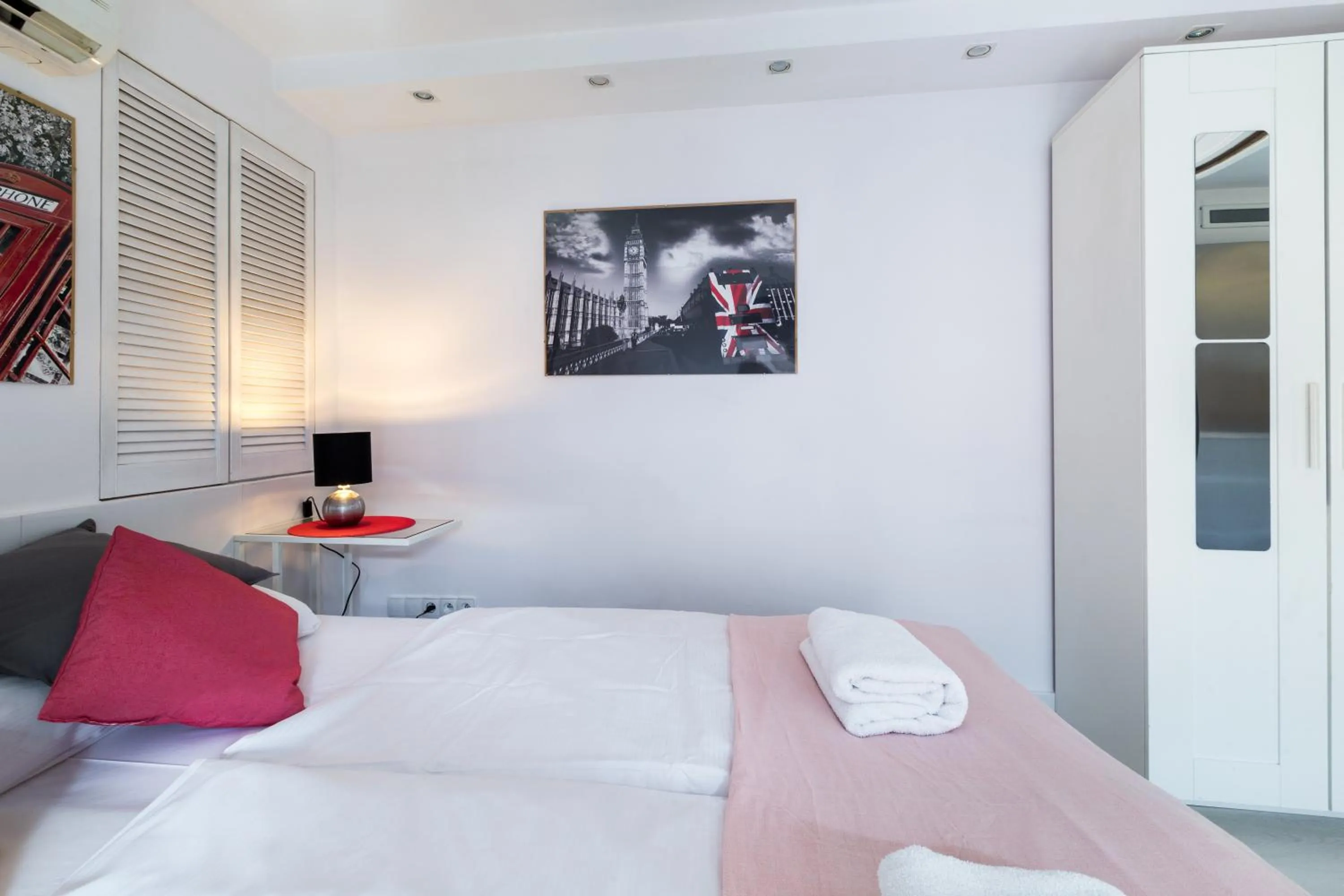 Bed in Wawel Cracow Old City Apartments - Friendhouse Apartments