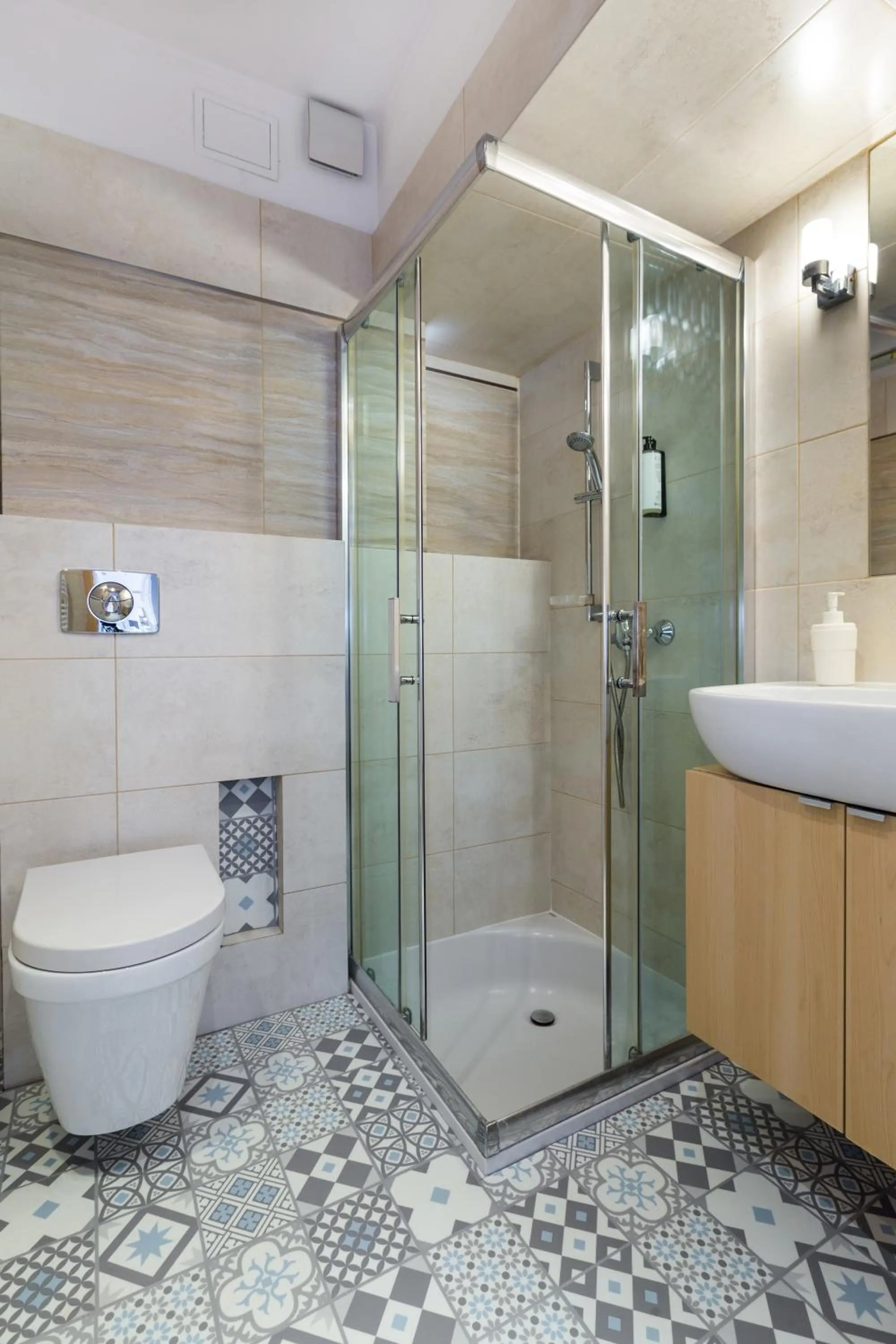 Shower in Wawel Cracow Old City Apartments - Friendhouse Apartments