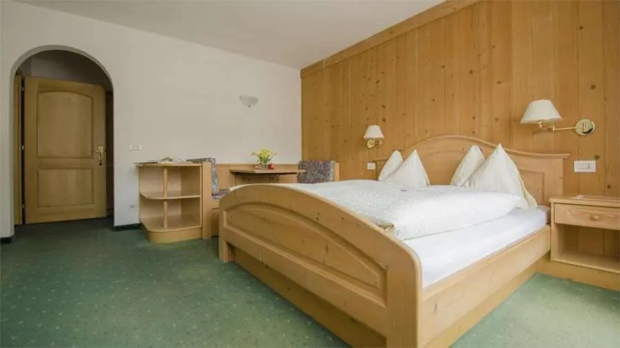 Shower, Bed in Hotel Garni Ruscel