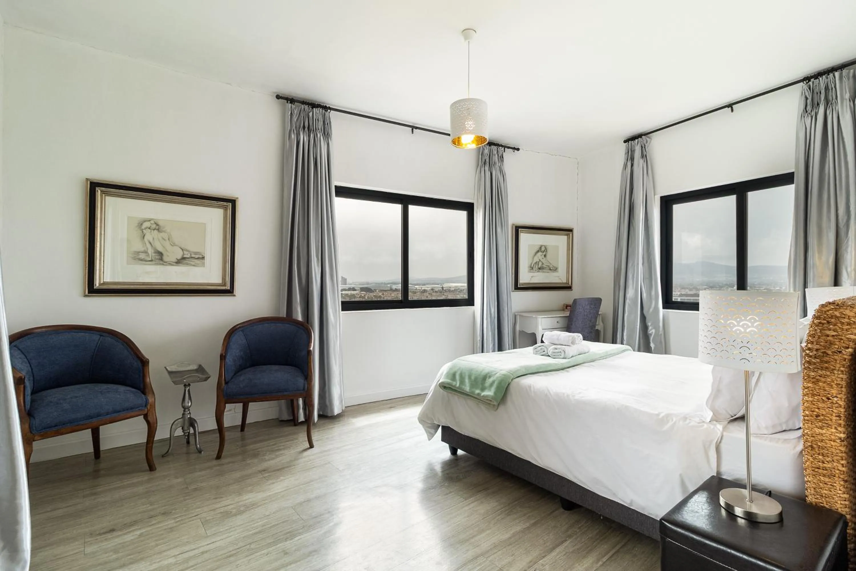 Bedroom, Bed in Citystay Apartments Century City