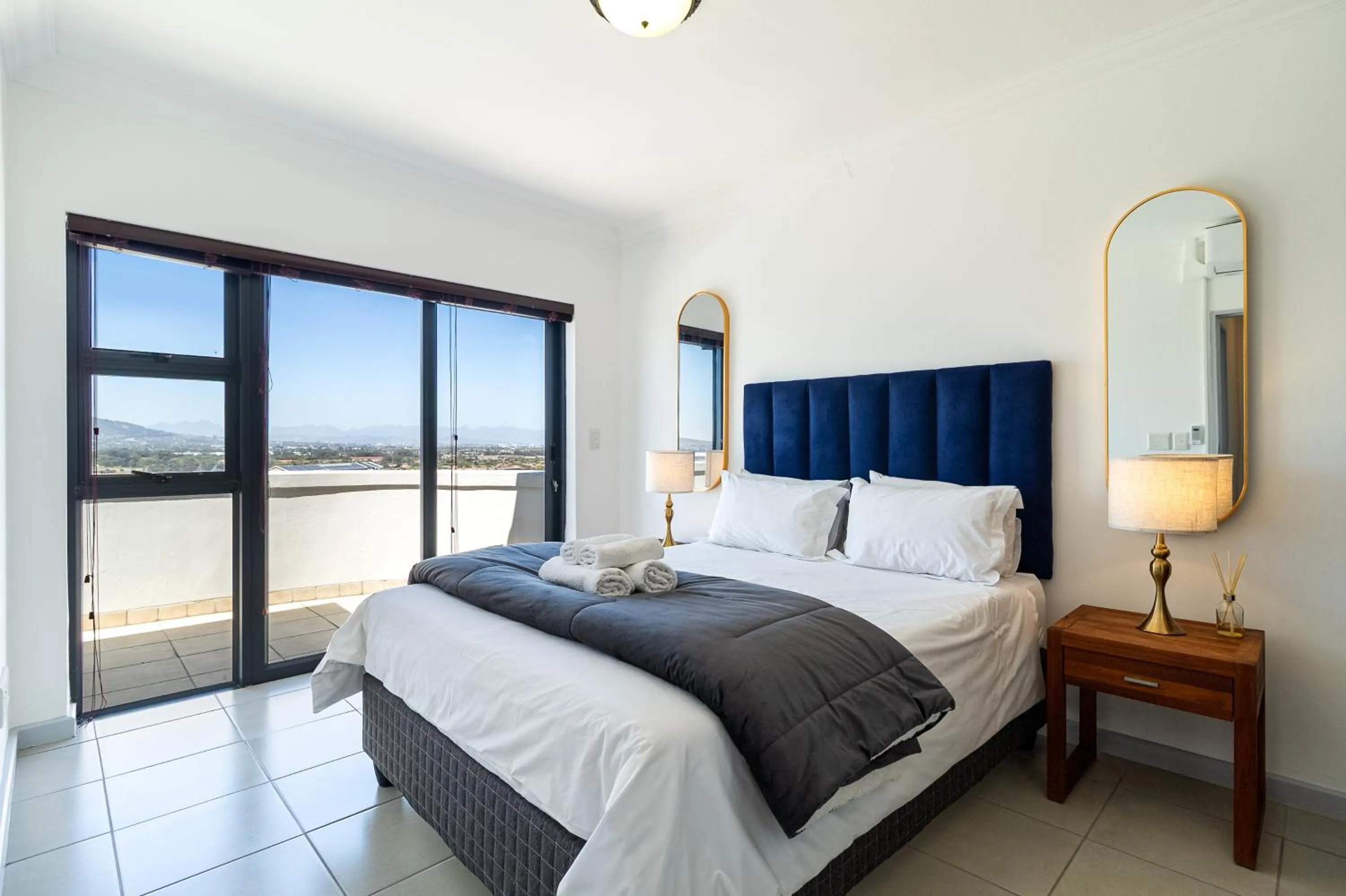 Bedroom, Bed in Citystay Apartments Century City
