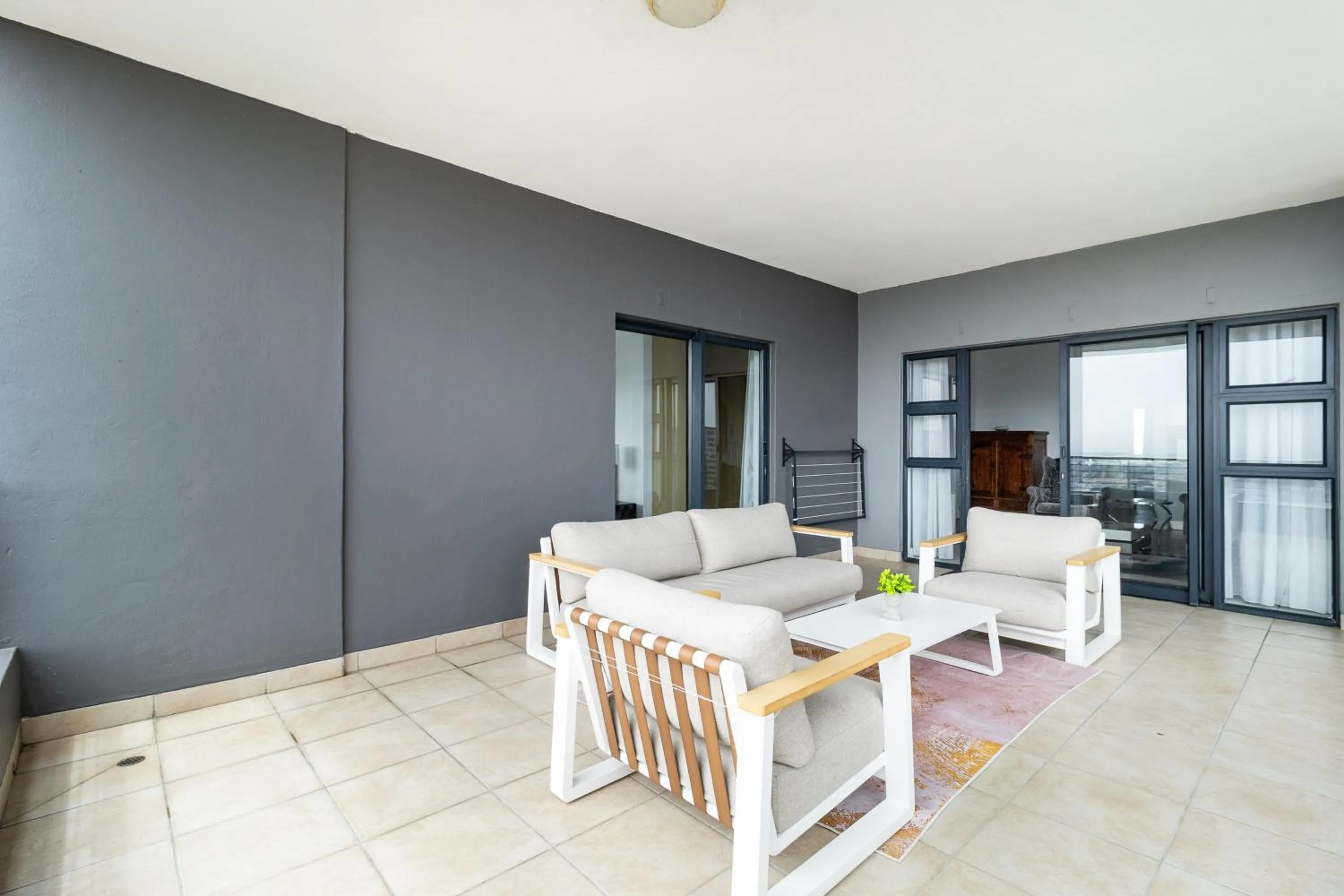 Balcony/Terrace in Citystay Apartments Century City