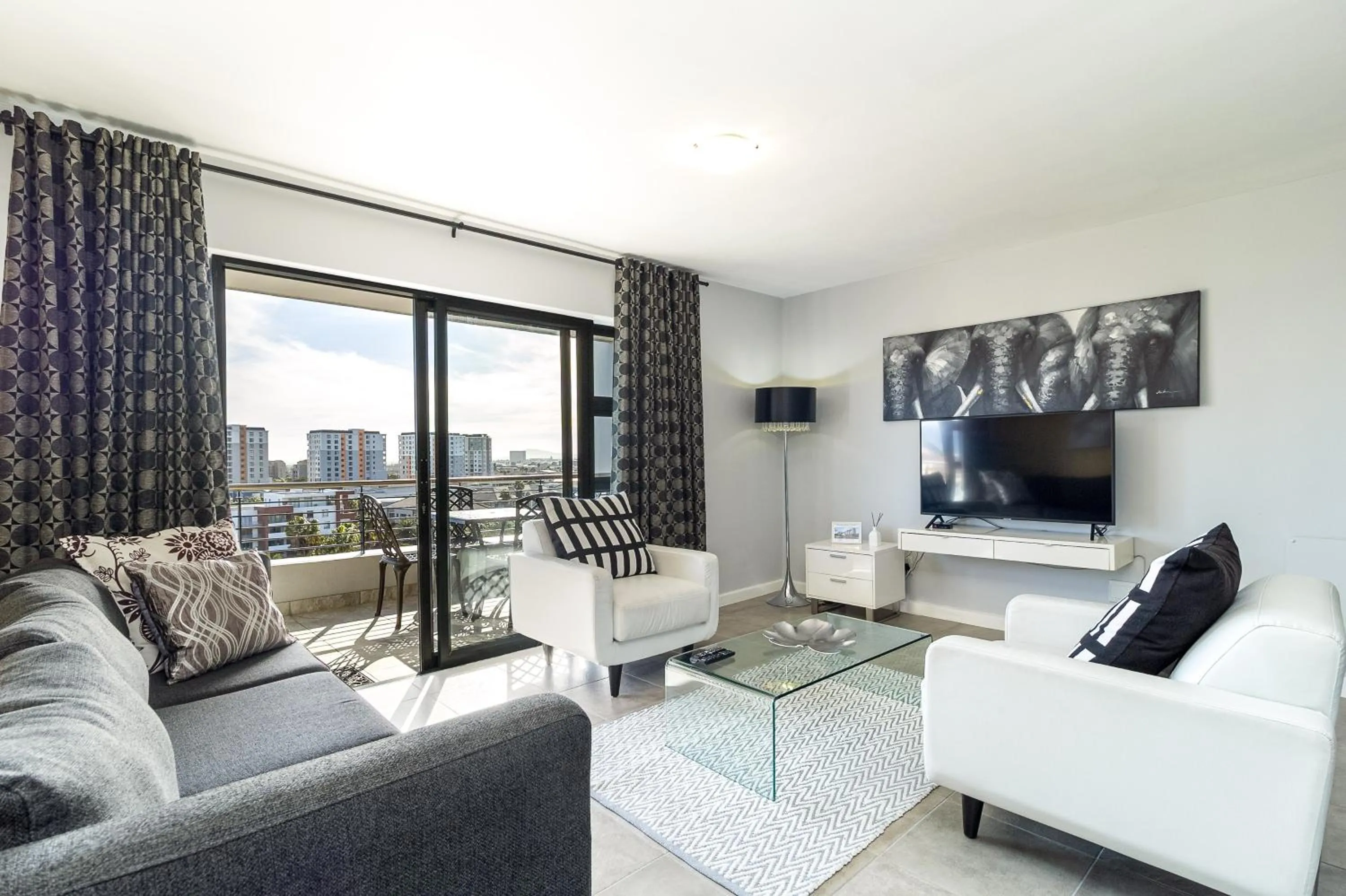 Seating area in Citystay Apartments Century City