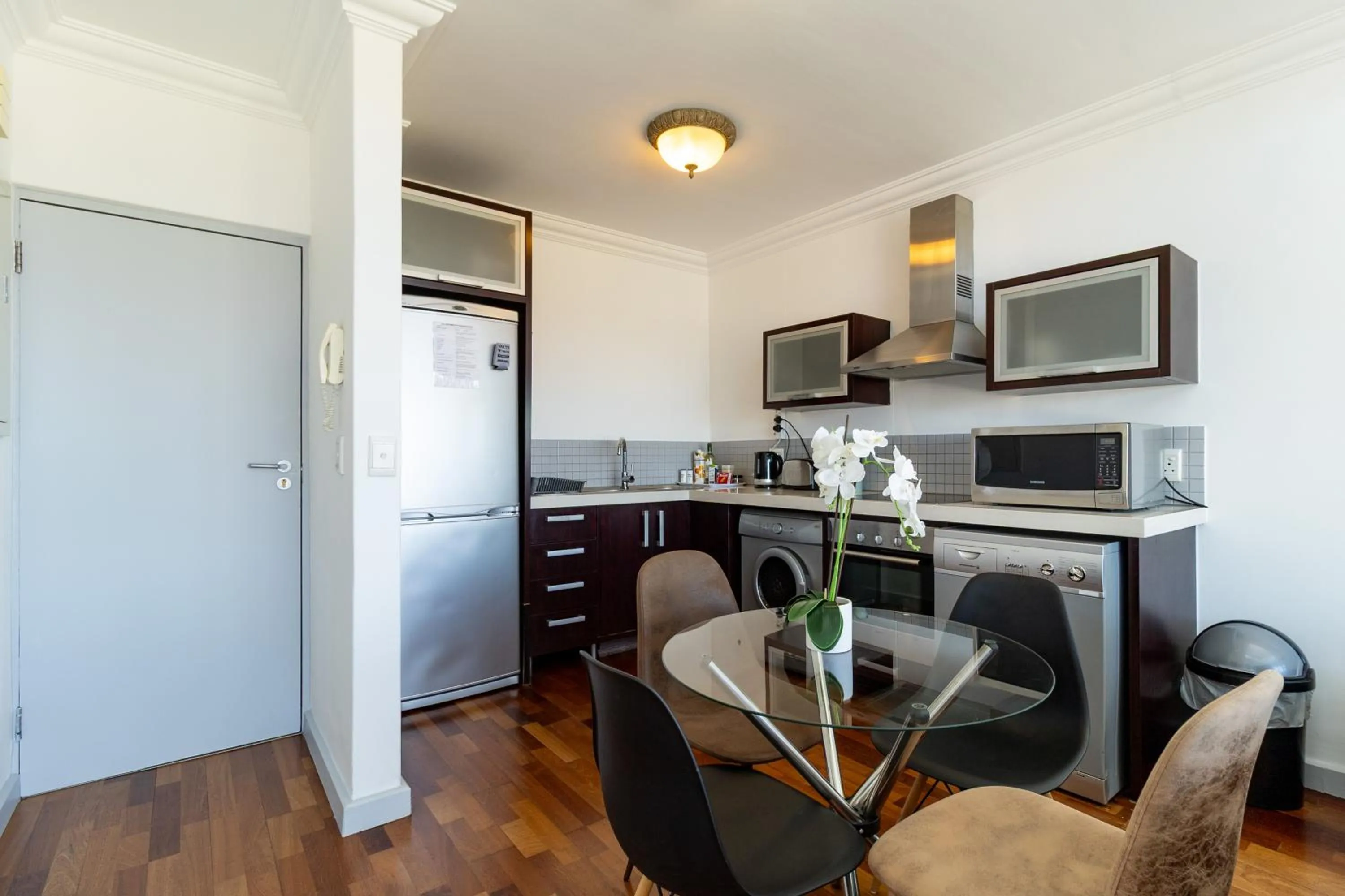 Kitchen or kitchenette in Citystay Apartments Century City