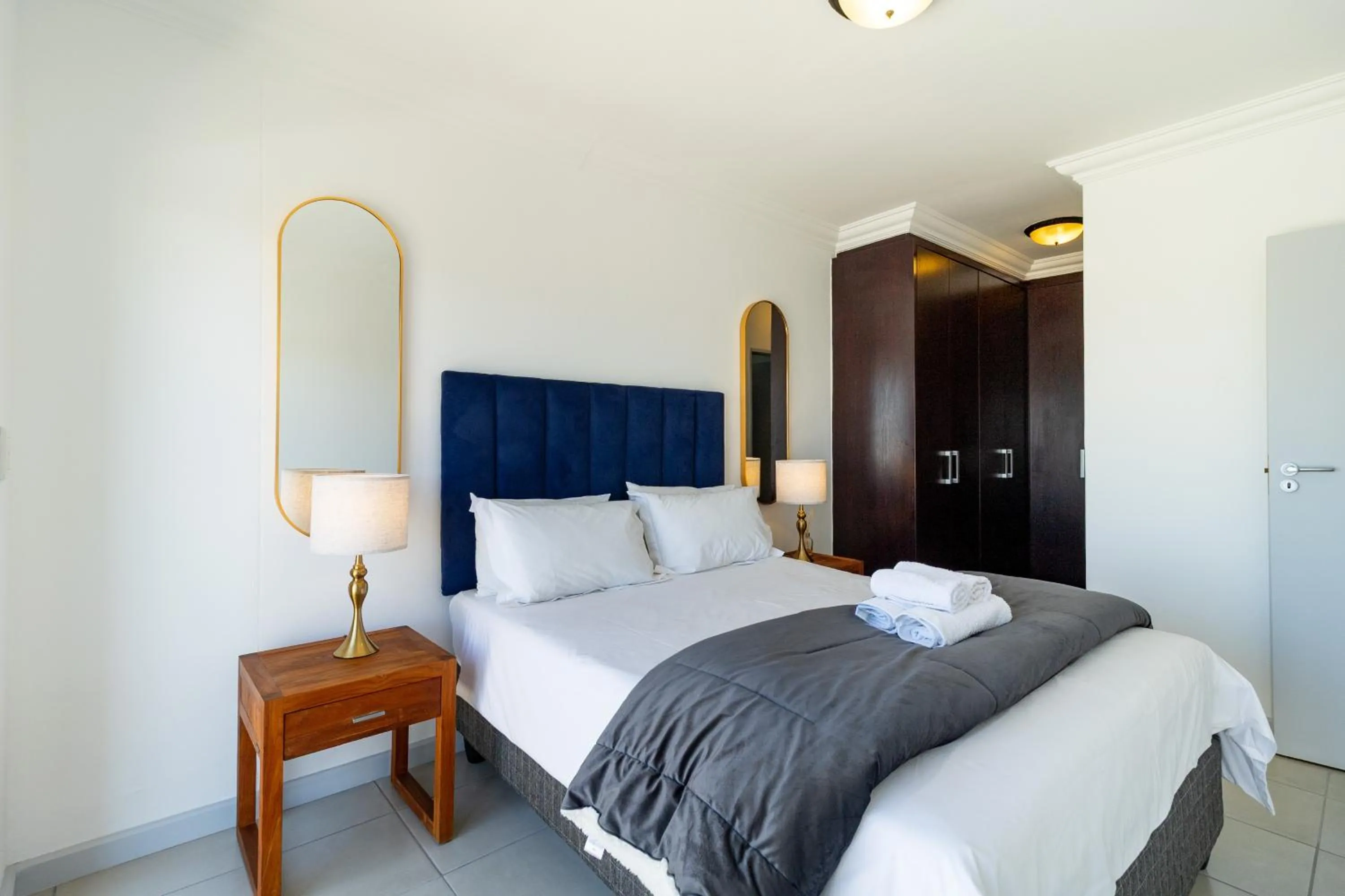 Bedroom, Bed in Citystay Apartments Century City