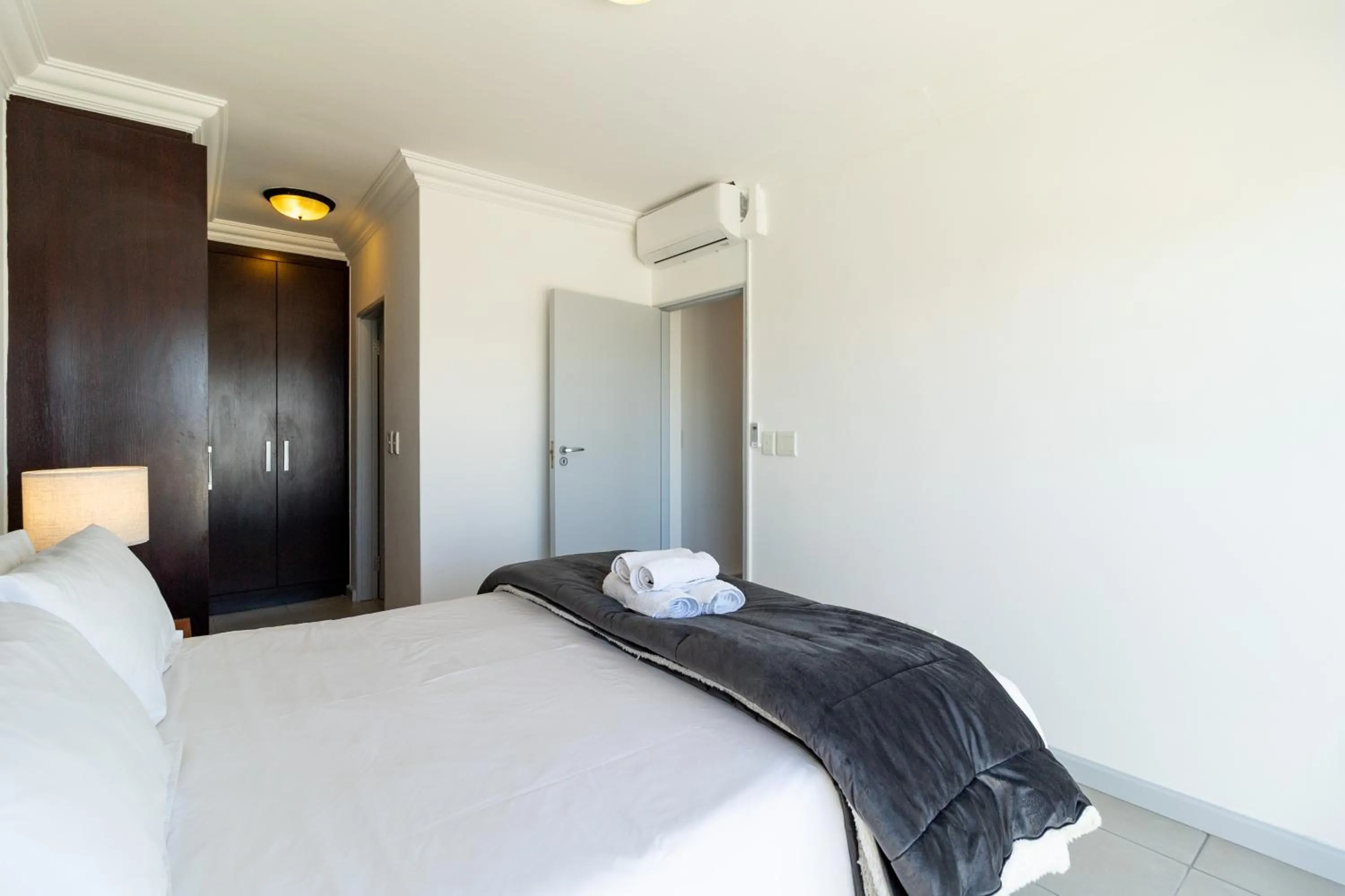 Bedroom, Bed in Citystay Apartments Century City