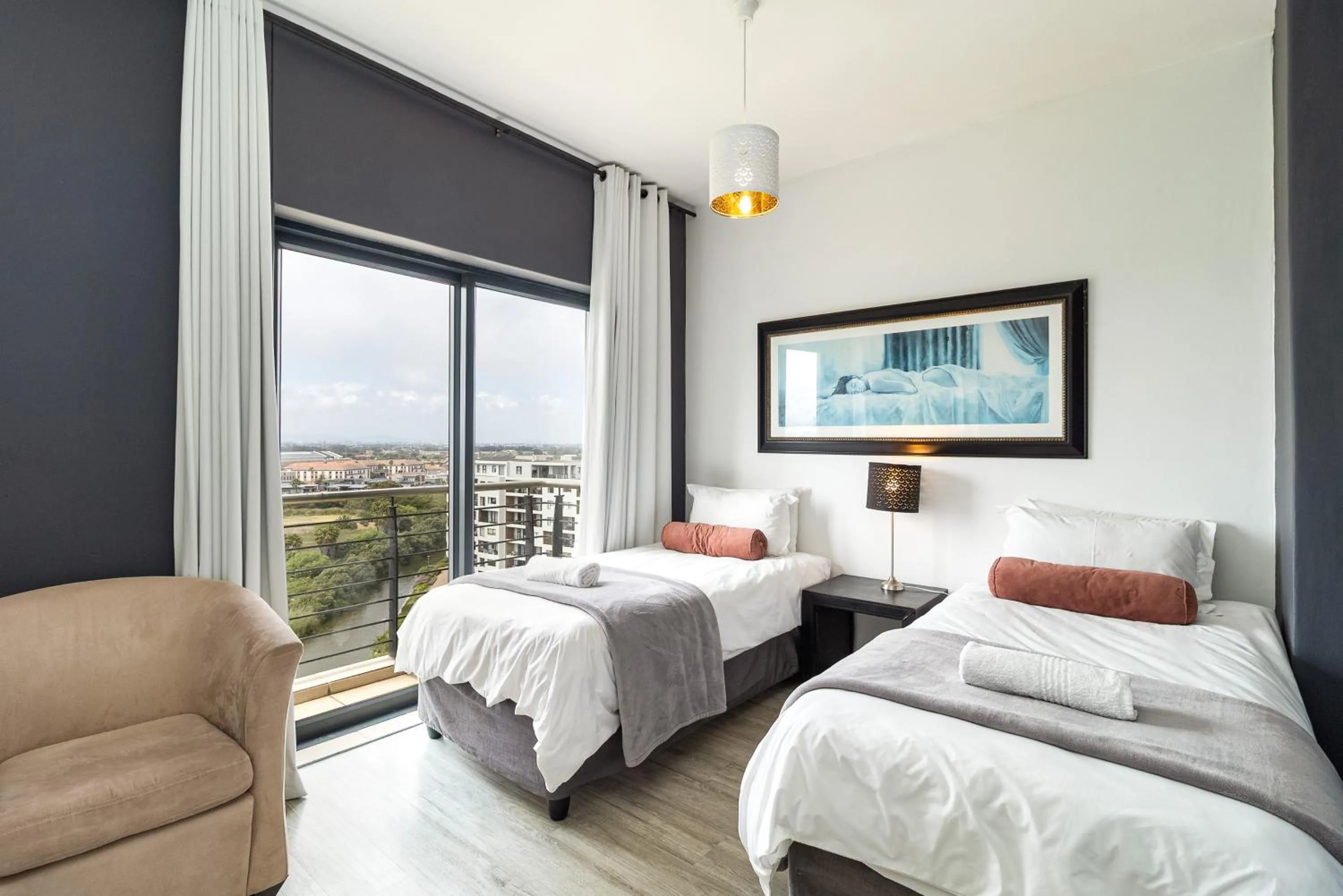 Bedroom, Bed in Citystay Apartments Century City