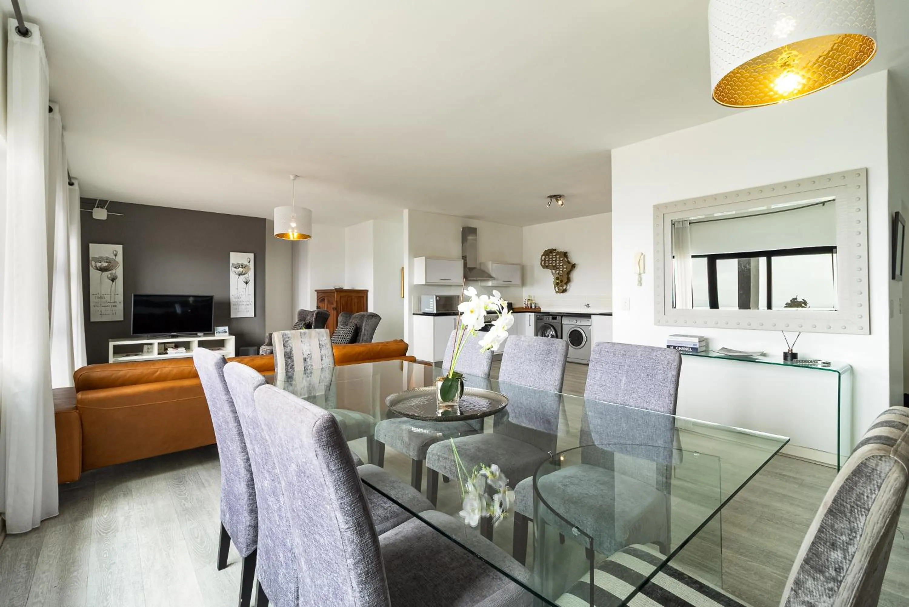 Dining area in Citystay Apartments Century City