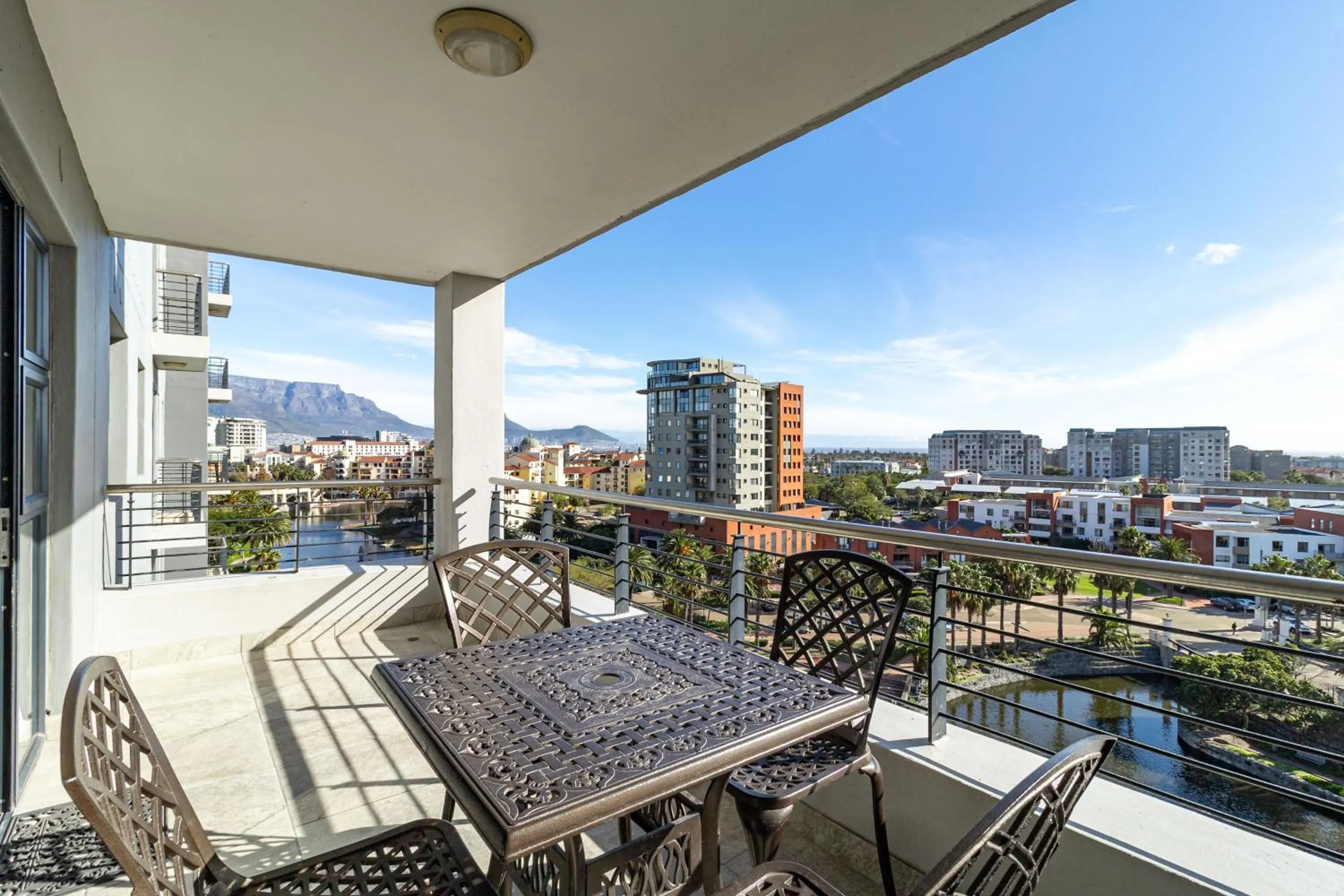 Balcony/Terrace in Citystay Apartments Century City