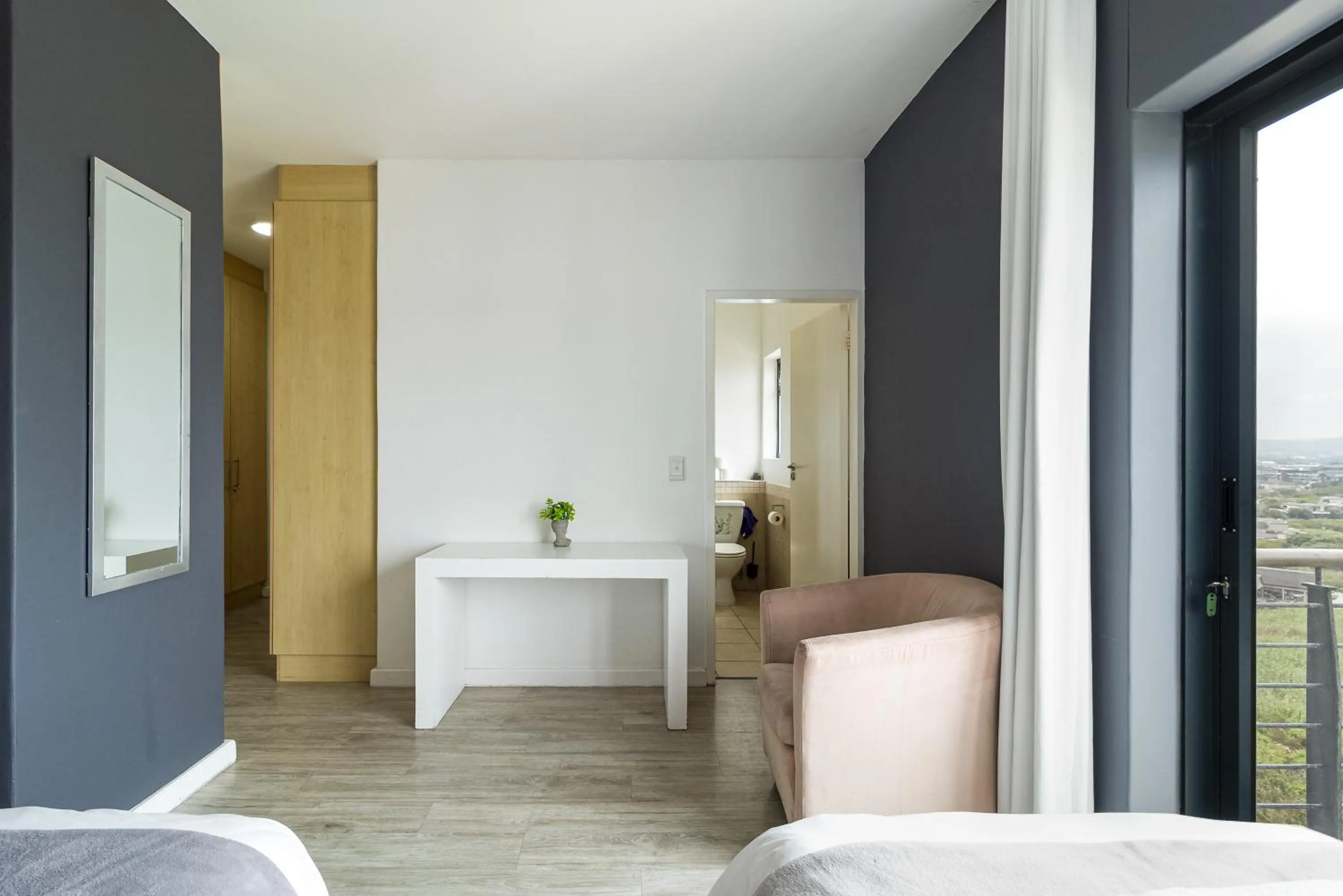 Bedroom, Bed in Citystay Apartments Century City