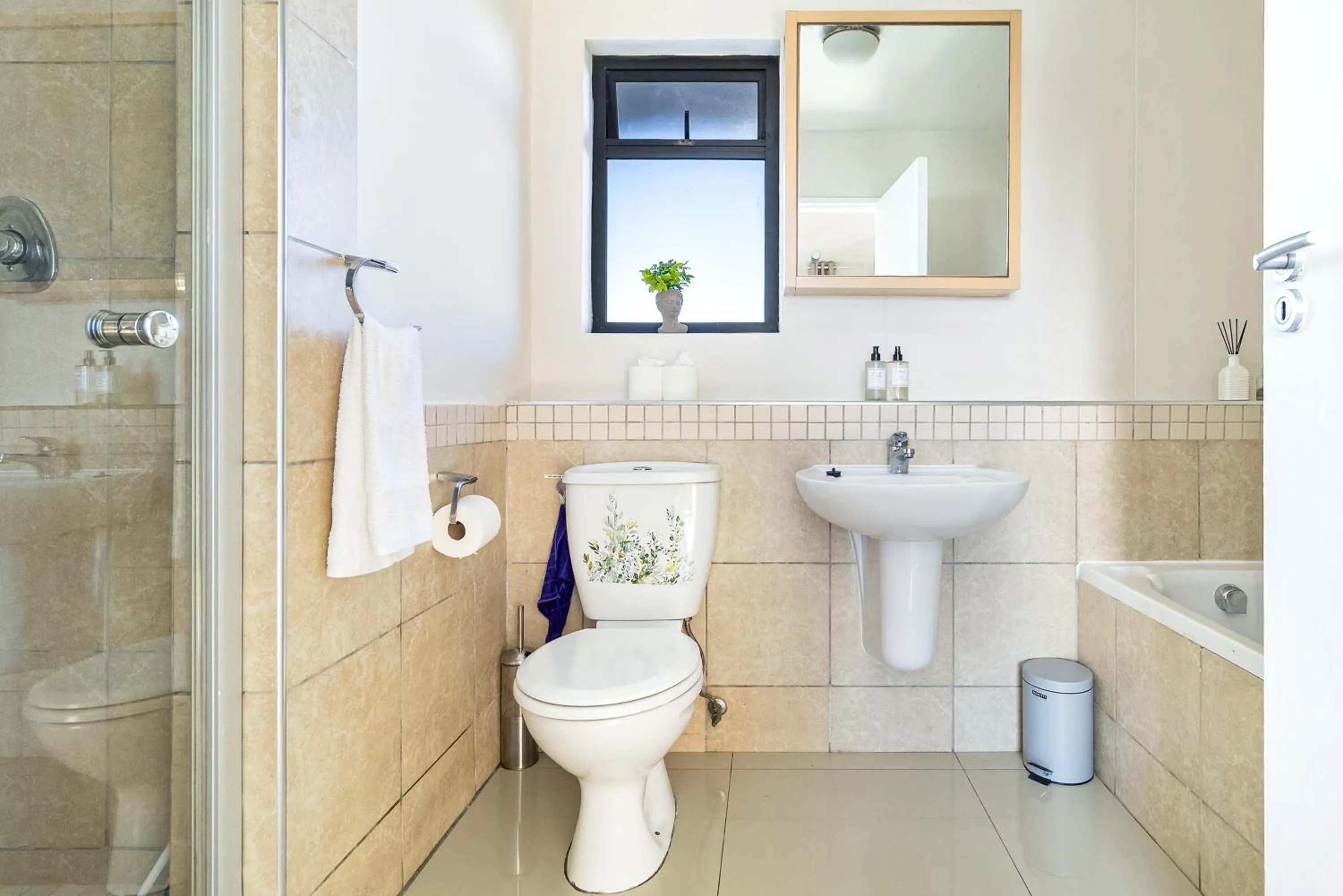 Shower in Citystay Apartments Century City