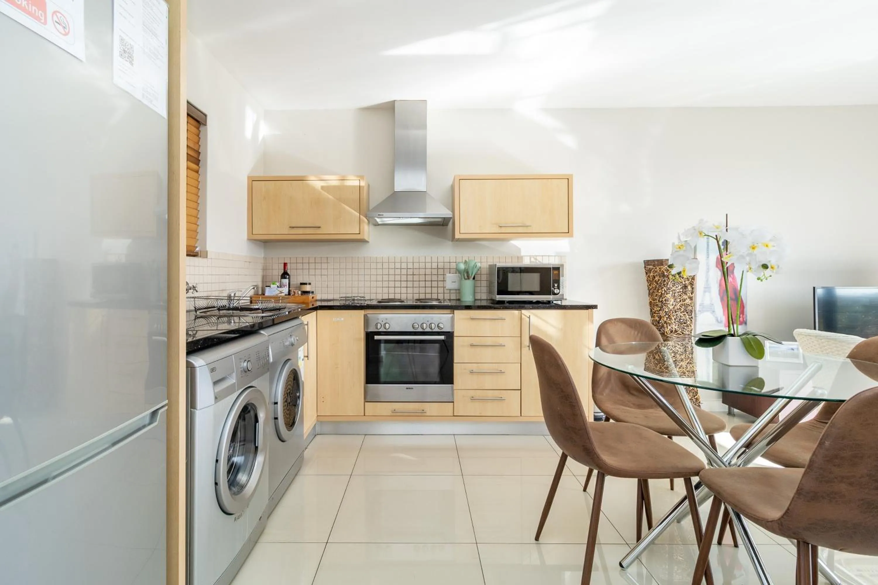 Kitchen or kitchenette in Citystay Apartments Century City
