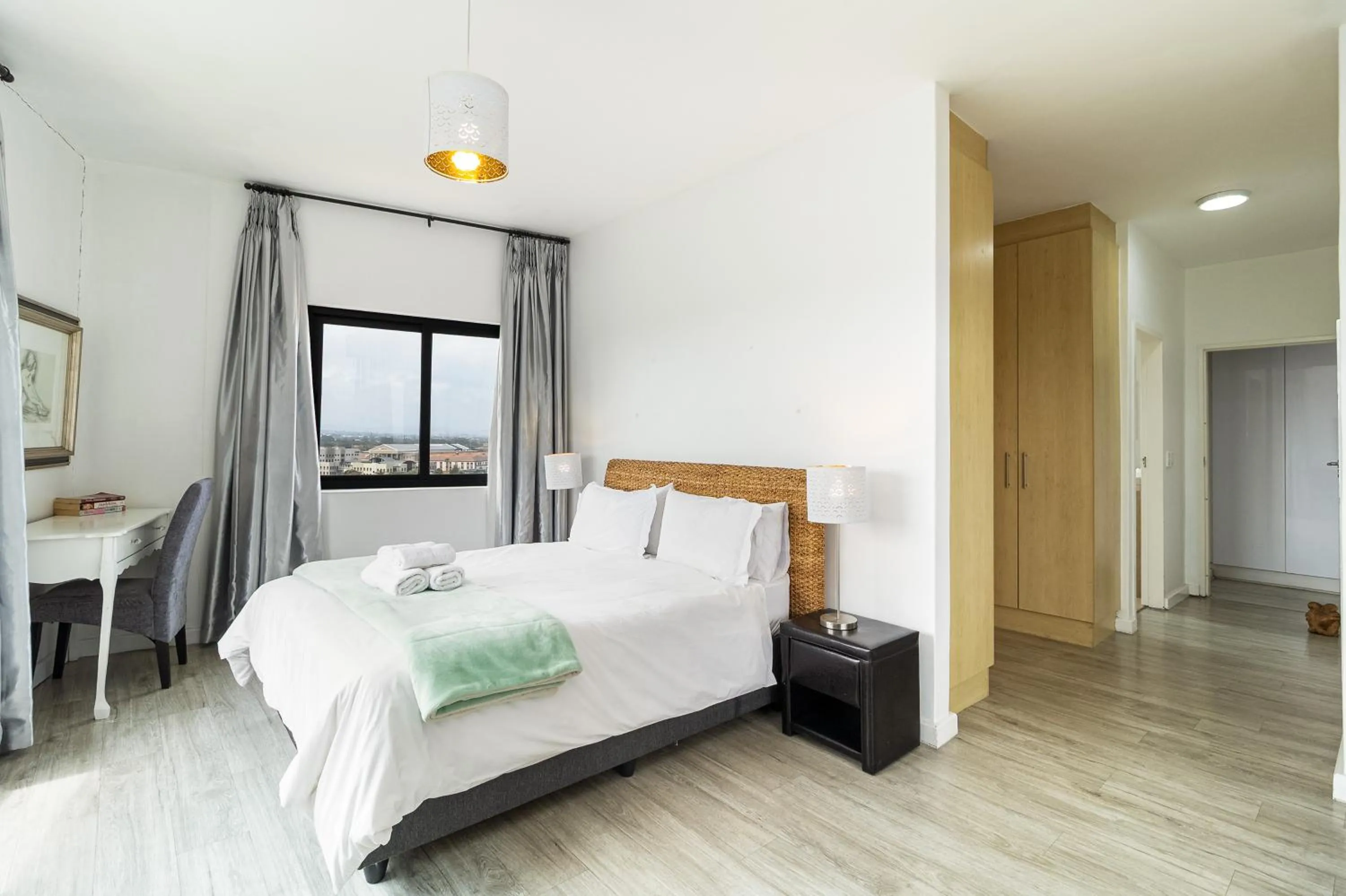 Bedroom, Bed in Citystay Apartments Century City