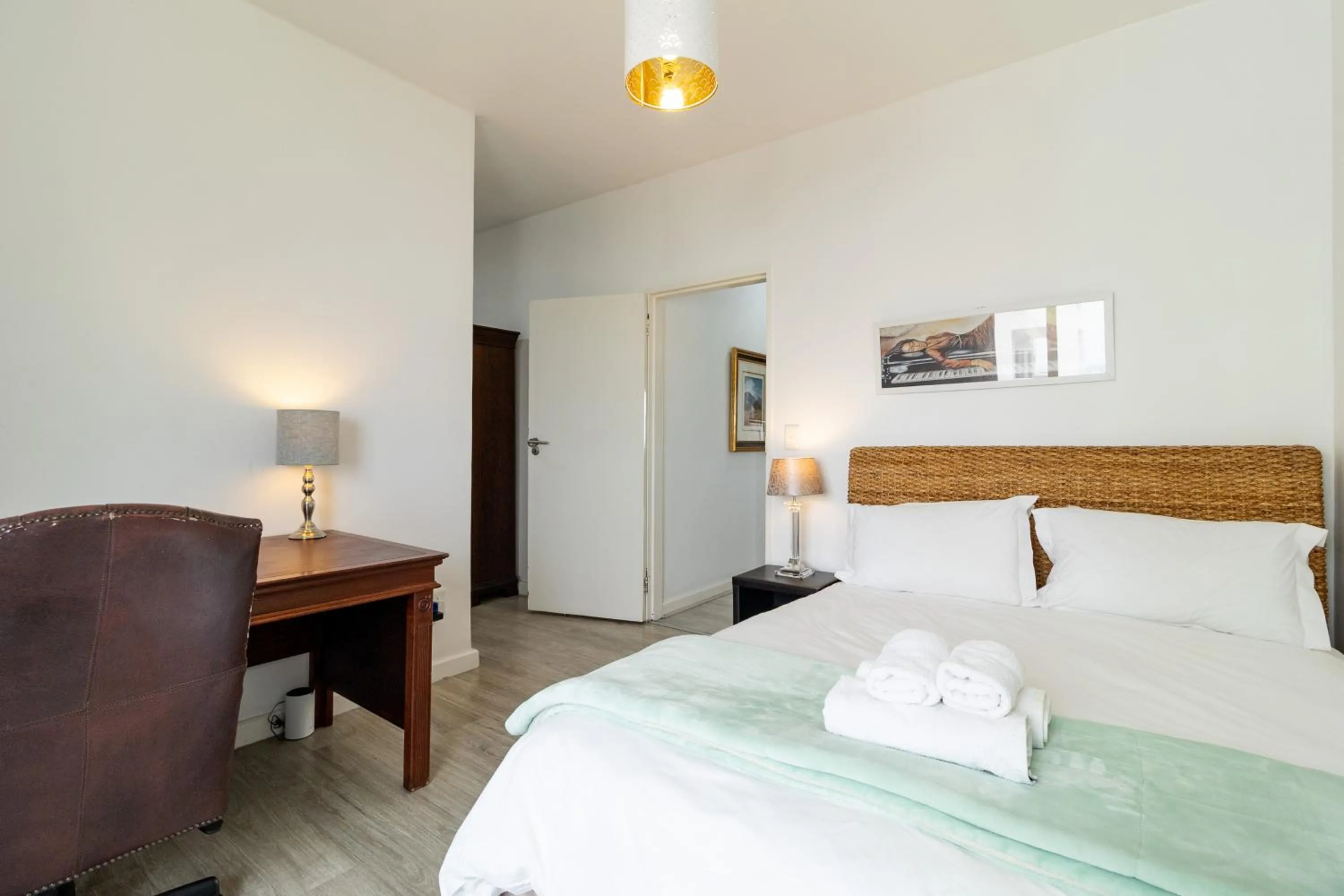 Bedroom, Bed in Citystay Apartments Century City