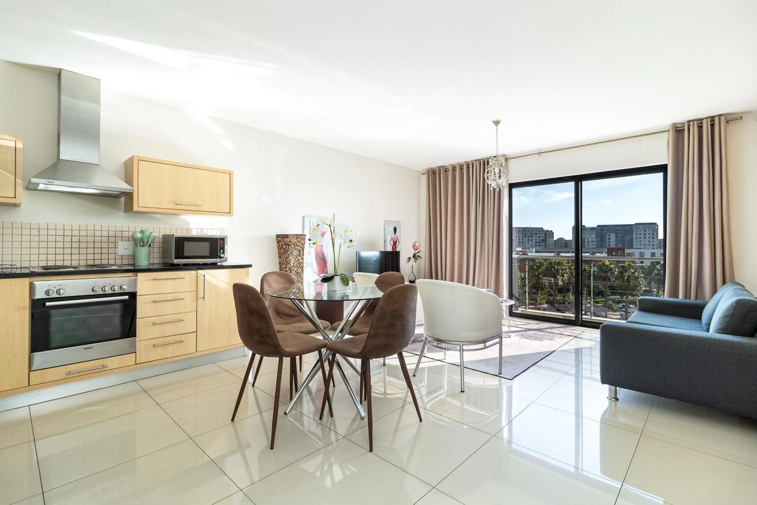 Kitchen or kitchenette in Citystay Apartments Century City