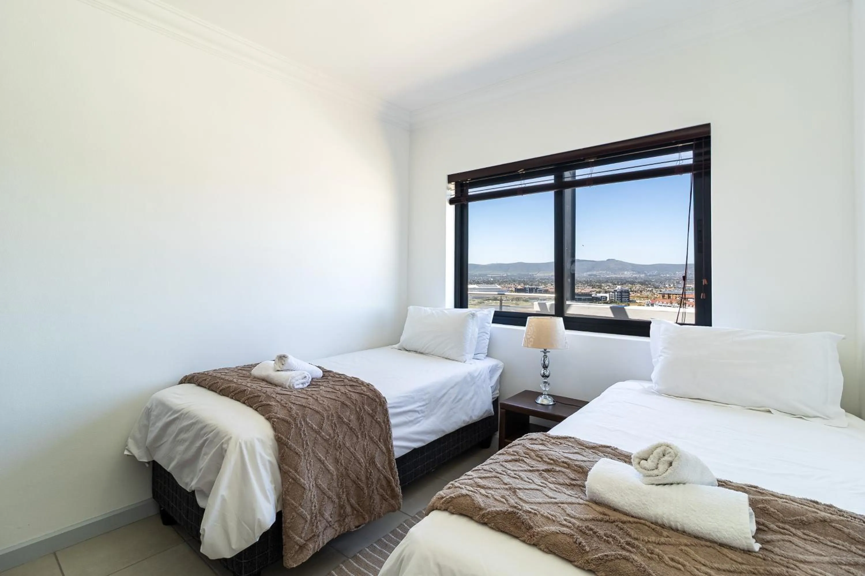 Bedroom, Bed in Citystay Apartments Century City