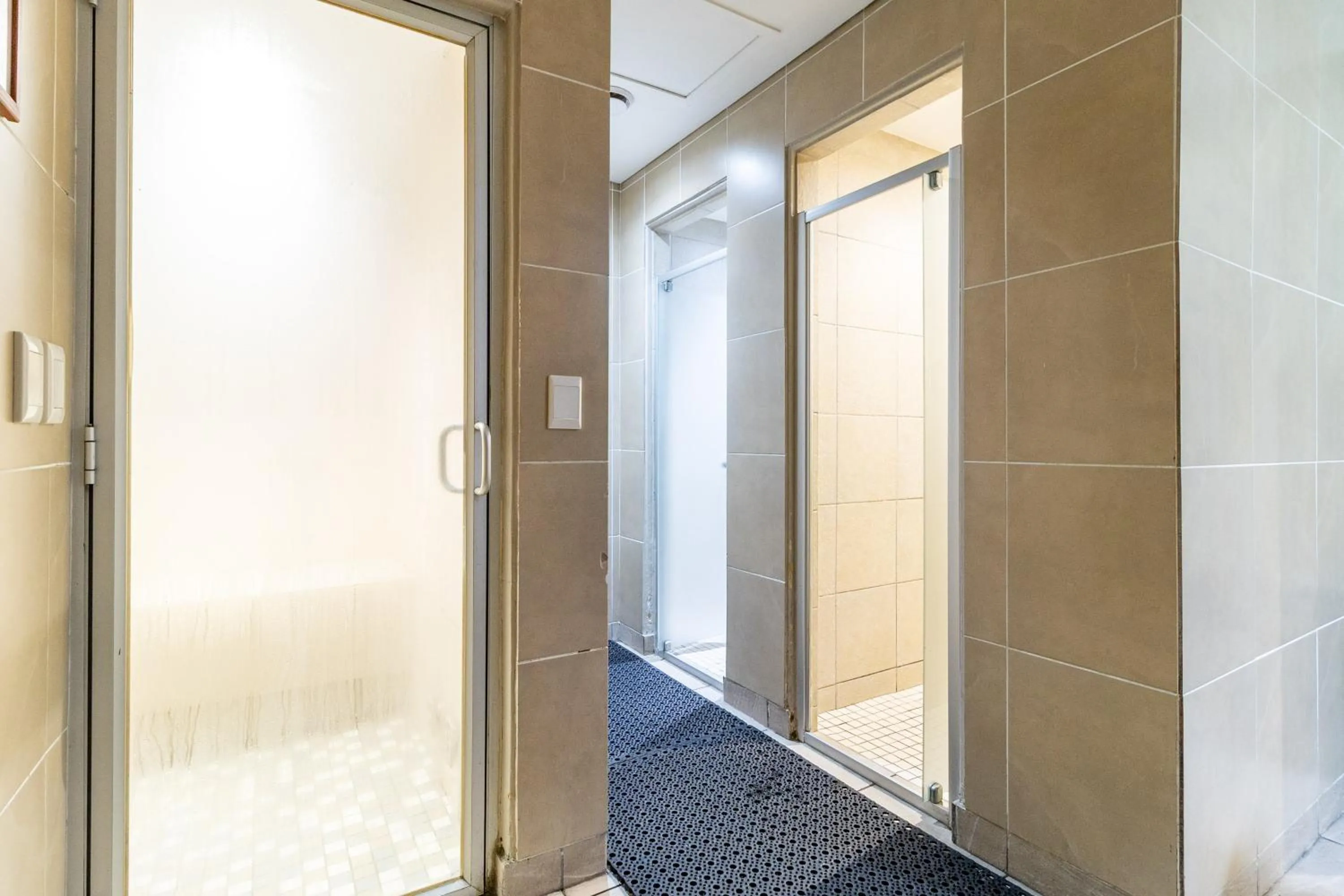 Shower in Citystay Apartments Century City
