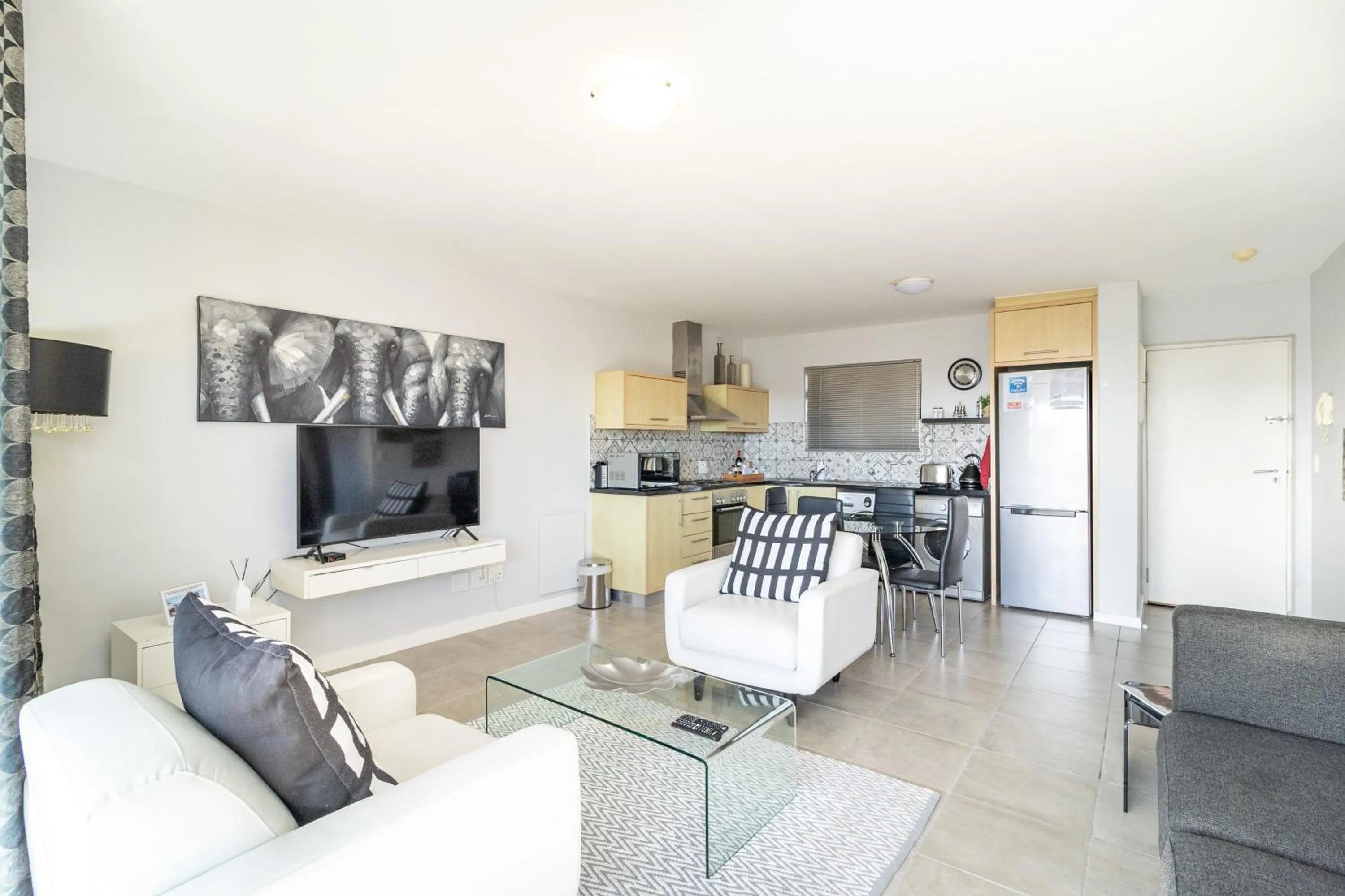 Kitchen or kitchenette in Citystay Apartments Century City